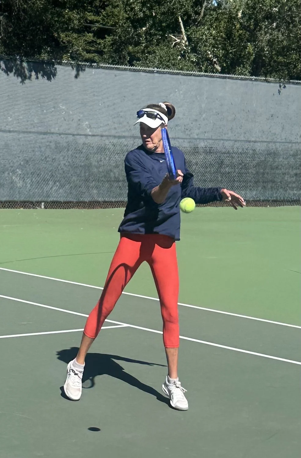 Shelly Sweeney hitting a forehand