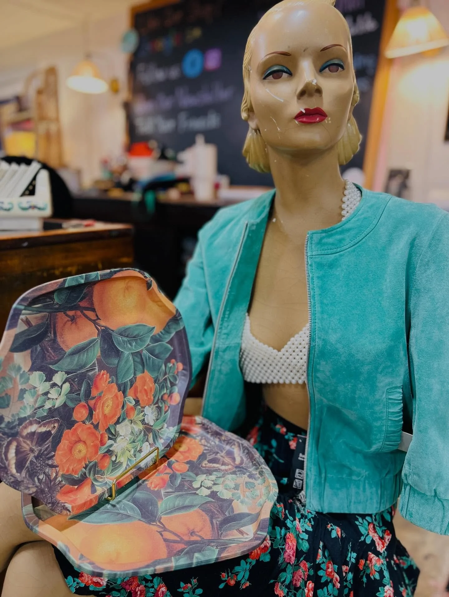 🍊Viv&rsquo;s Pick of the Week 🍊

Darling, if it&rsquo;s cold outside, we compensate with citrus and a very good drink.⁠
These vintage trays are my weekend pick&mdash;perfect for a proper cocktail party or an intimate soir&eacute;e for one (no judgm