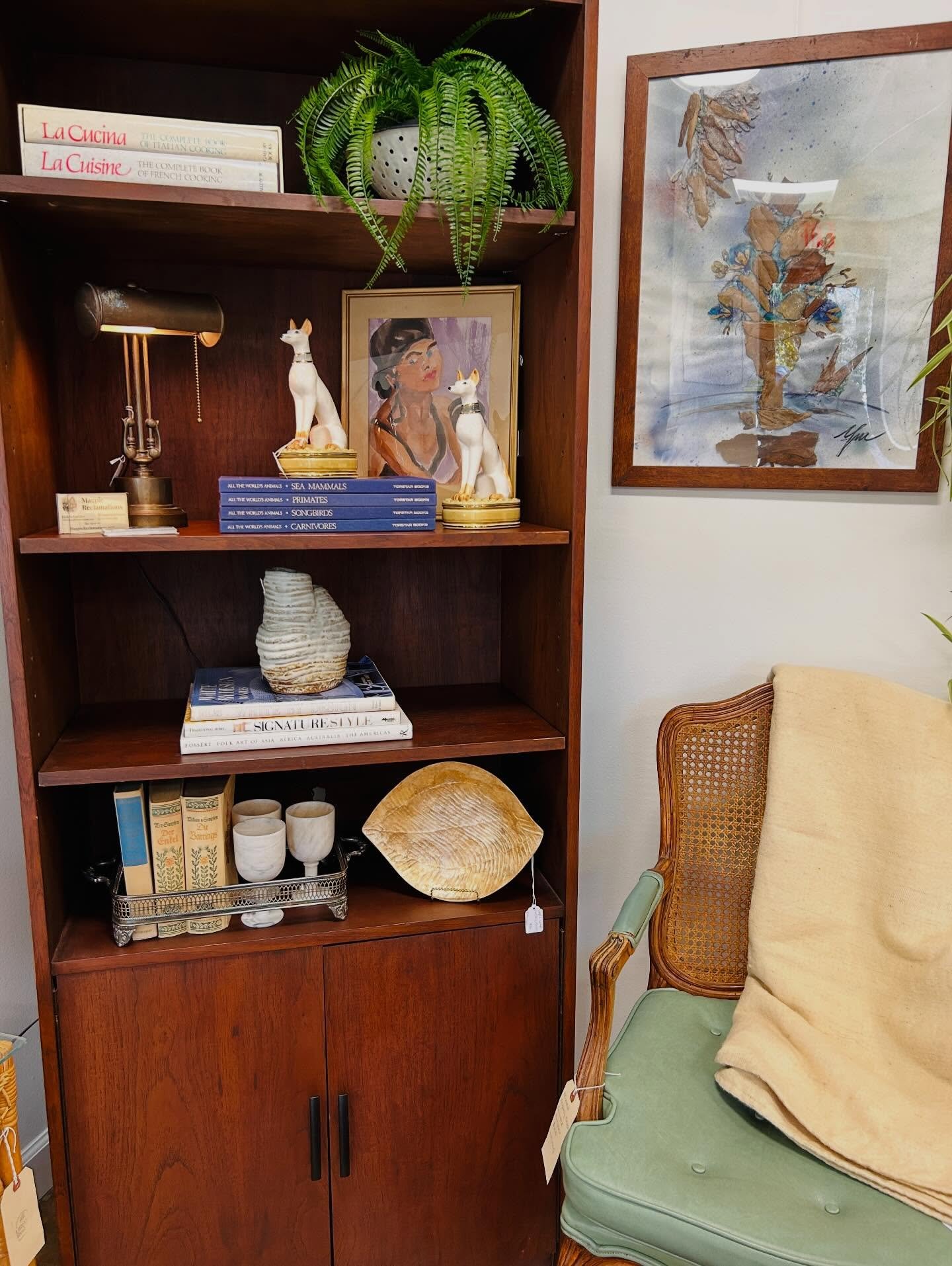 Have a nook in need? Small space living that&rsquo;s short on storage? This midsize MCM bookcase has fully adjustable shelves, an opening for wire pass through and closed storage below for all the things we don&rsquo;t want our guests to see 🤣 
$600