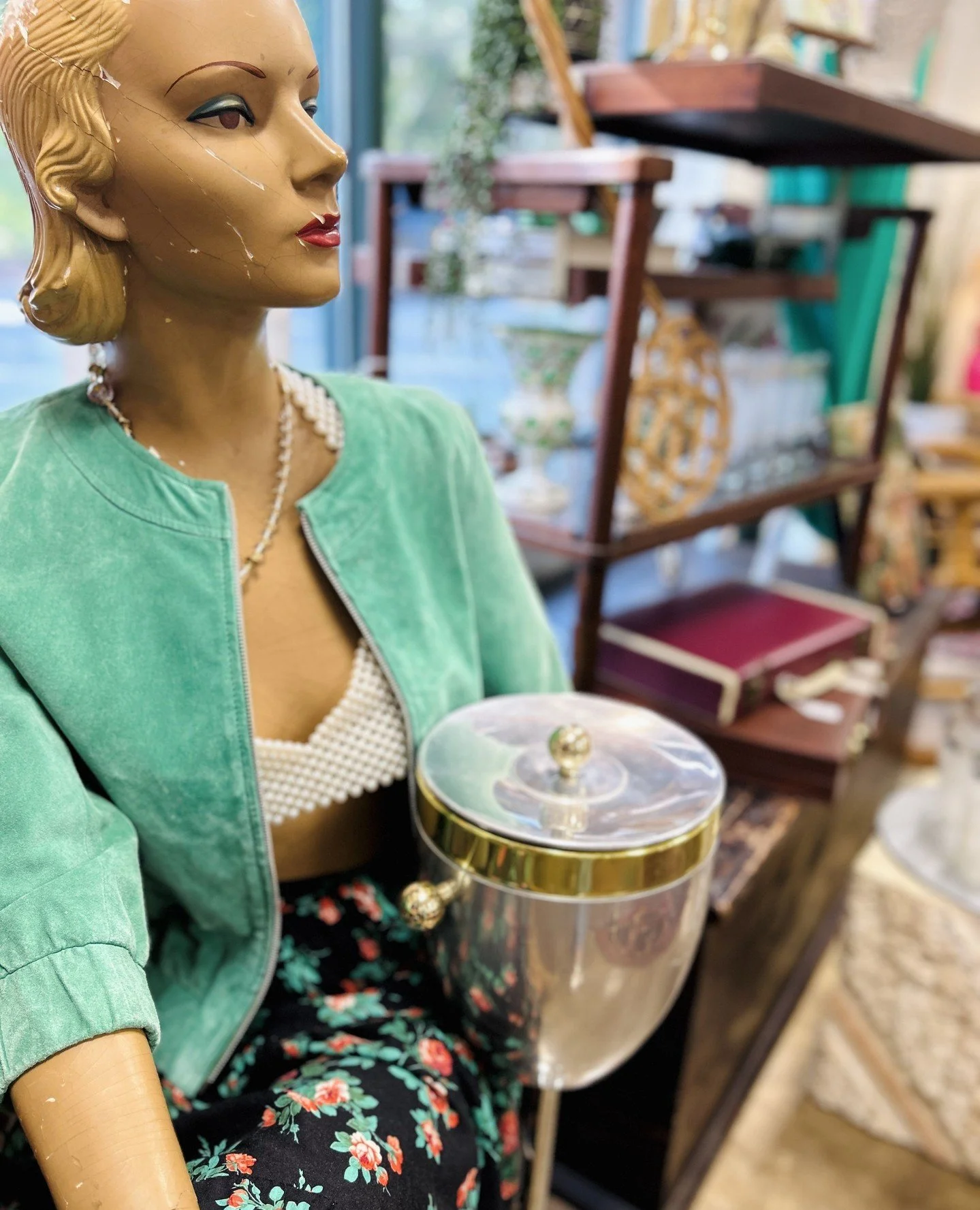 This week&rsquo;s vintage pick? Oh, just a little something to keep my standards&mdash;and my champagne&mdash;perfectly chilled.⁠
⁠
I don&rsquo;t do lukewarm. Never have. This vintage champagne ice bucket? It understands me. Polished, timeless, and a