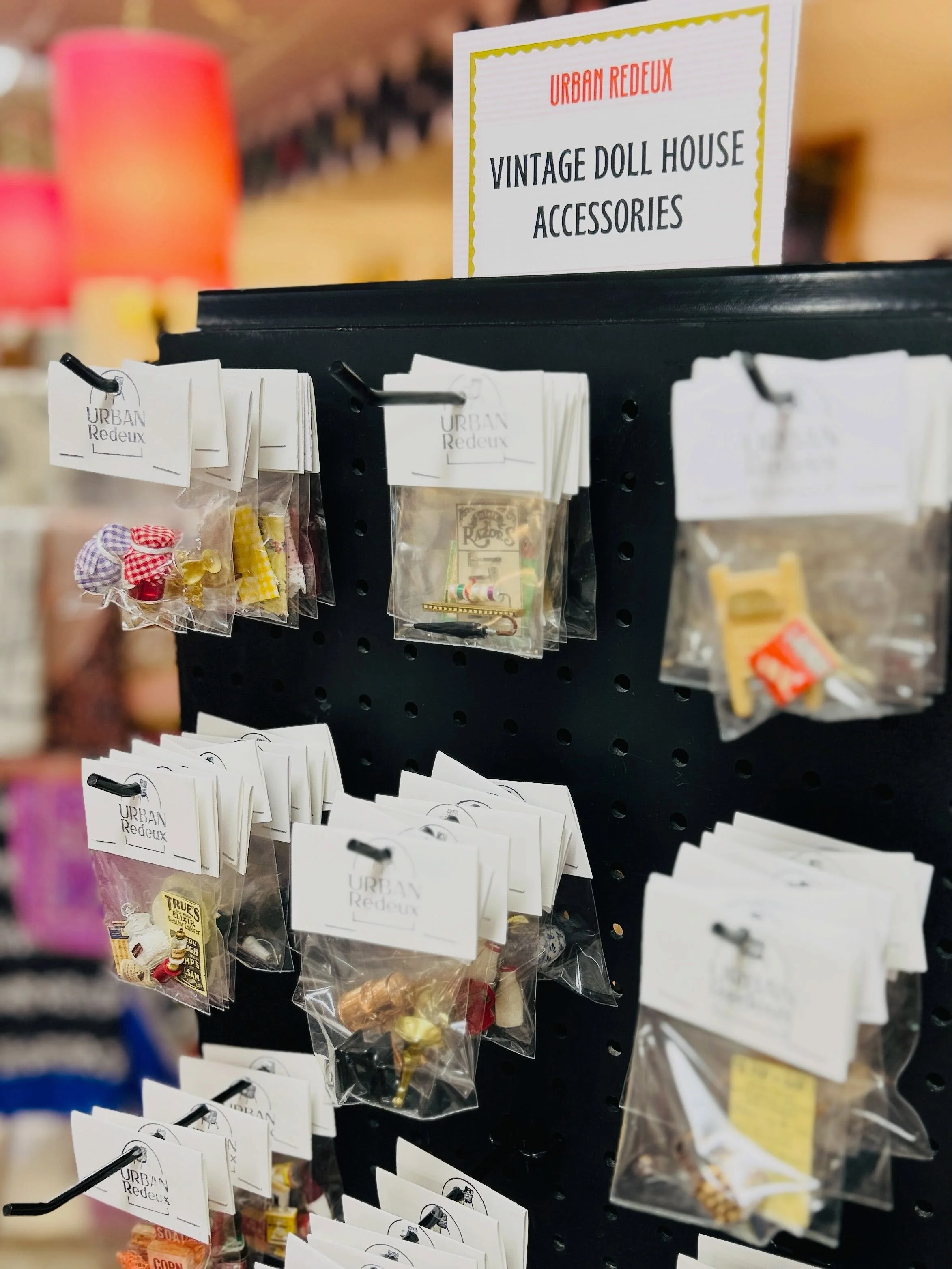 We didn&rsquo;t plan on being in the vintage dollhouse business but here we are😂
I don&rsquo;t make the rules, I just follow my heart-and these I&rsquo;m in love with. Do I have a dollhouse? No. Do I also have children who would appreciate them? Als