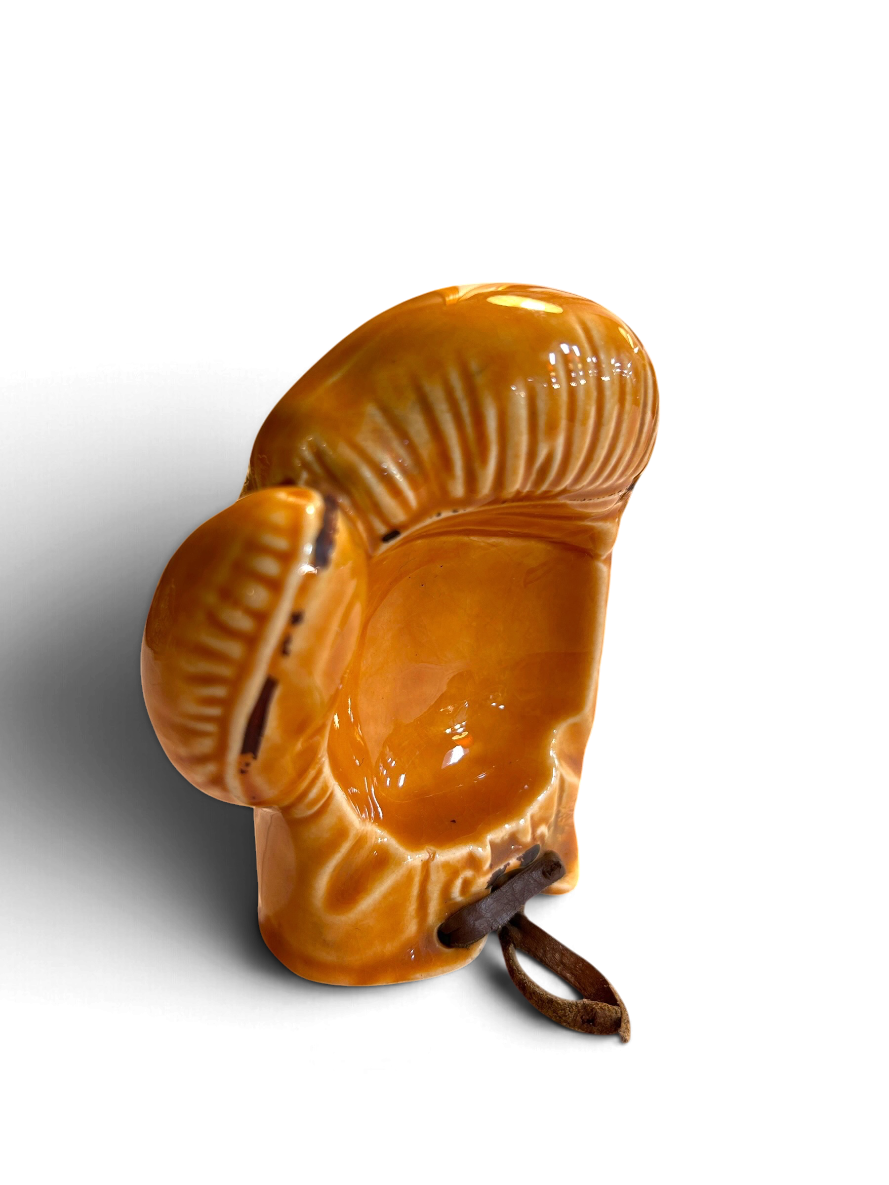 vintage-sonsco-japan-boxing-glove-ashtray-angle.PNG