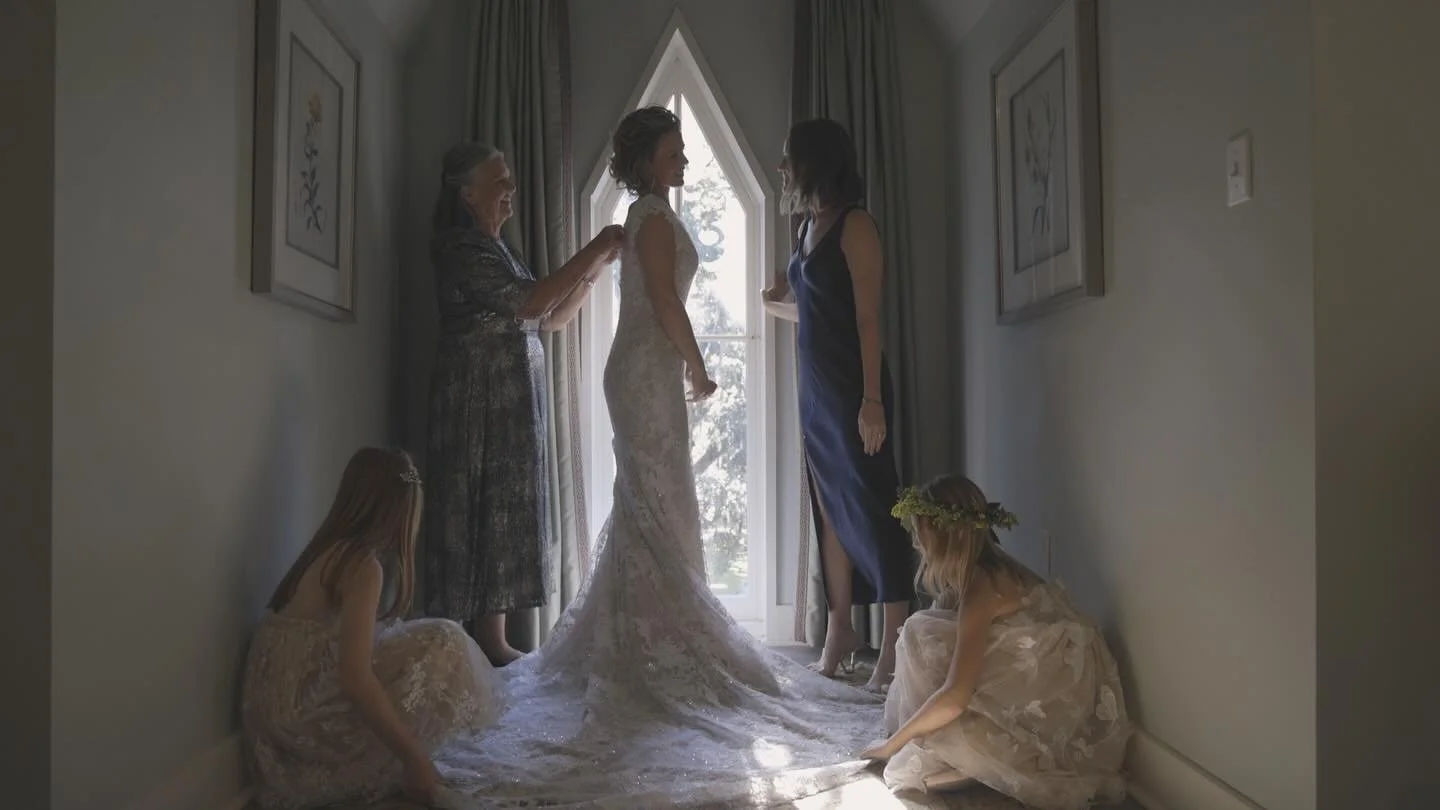 The best team a bride could ask for 

#bride #maidofhonor #wedding #southernwedding #louisianawedding #weddingvideography #weddingday #bridepreparation #weddingdress #louisianaweddingvideographer