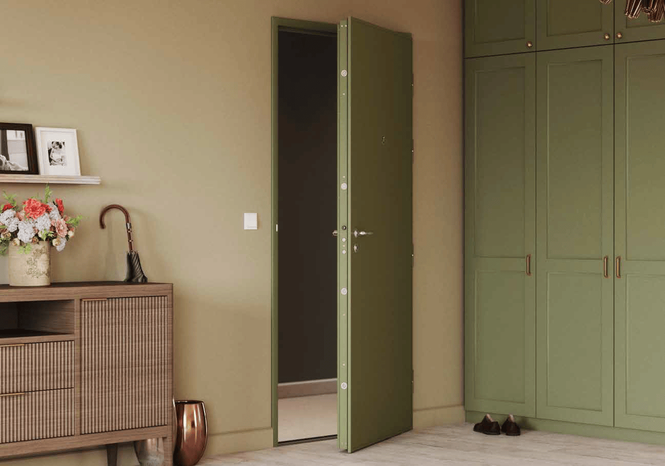 Une pièce avec une armoire verte, une porte verte entrouverte, une console en bois avec une vase de fleurs et un parapluie, et des chaussures noires au sol.