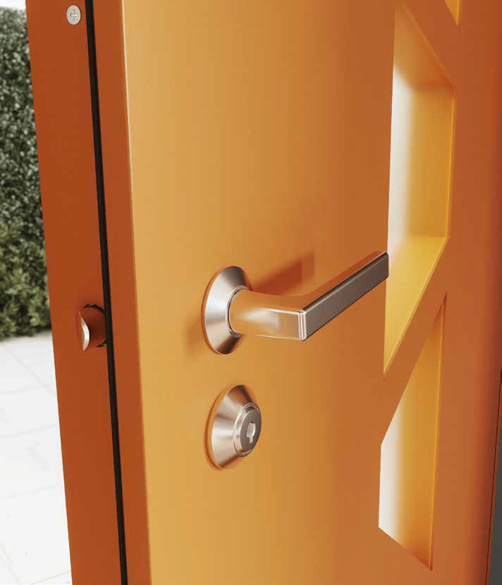Porte orange avec poignée en métal et serrure