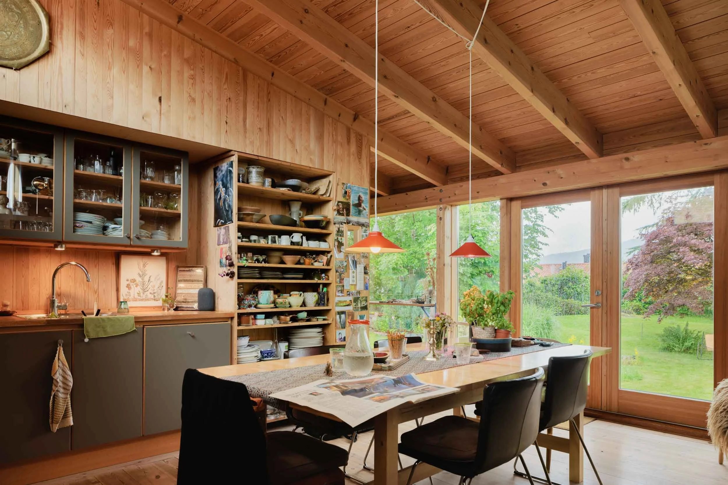 tonnis-hus-dining-room-wooden-shelves.jpg