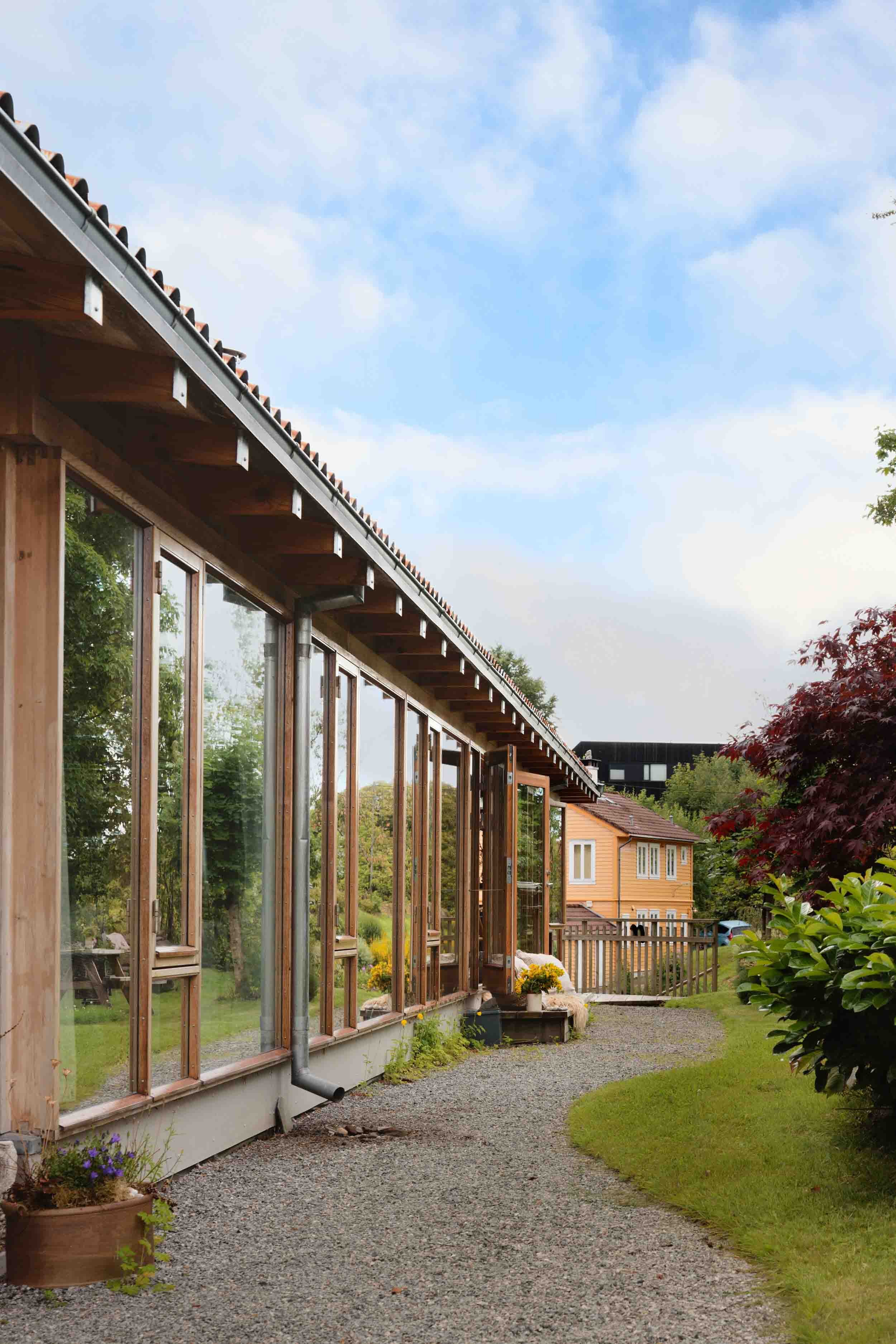 tonnis-hus-exterior-glass-corridor.jpg