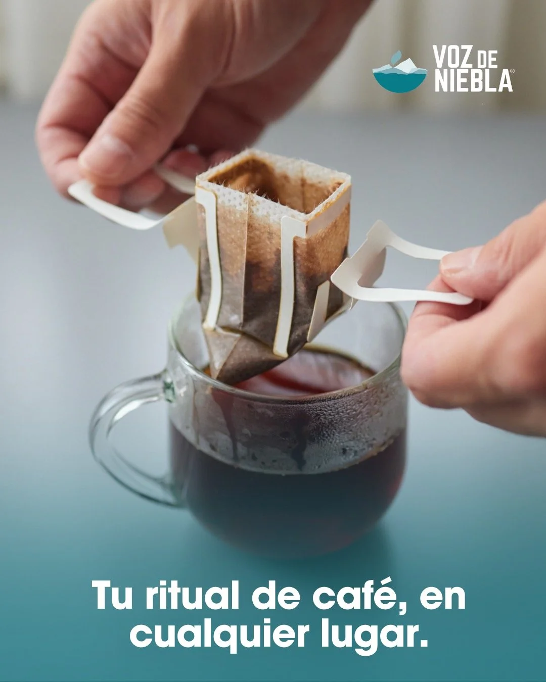 ☕ Tu ritual de caf&eacute;, en cualquier lugar.
Disfruta el sabor de un caf&eacute; de Veracruz 100% ar&aacute;bica de forma pr&aacute;ctica y r&aacute;pida con nuestros drip bags.
Solo necesitas:
✔ tu taza
✔ agua caliente
✔ y unos minutos para disfr