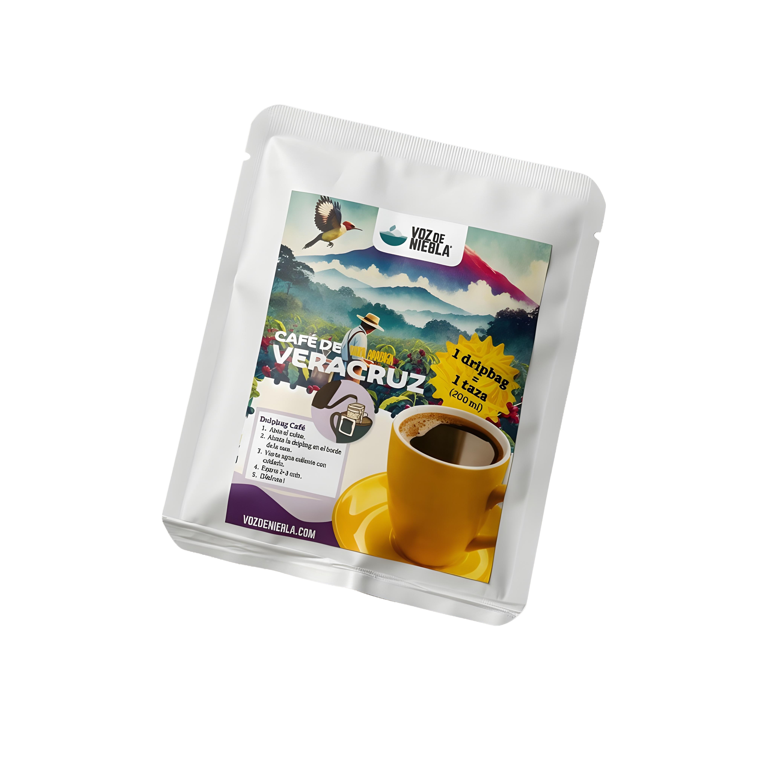 Paquete de café molido con etiqueta que muestra un paisaje de montañas y un tucán, y una taza de café negro en primer plano.