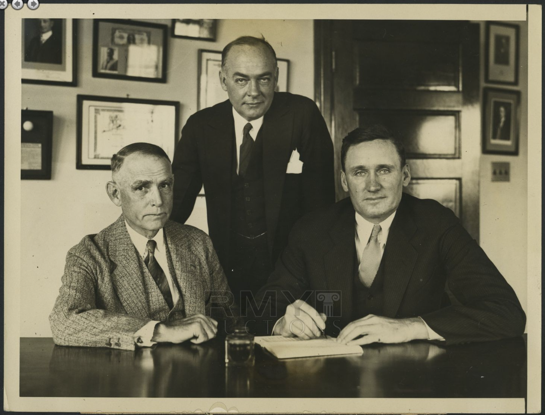 Walter Johnson 1929 Contract Photo.png