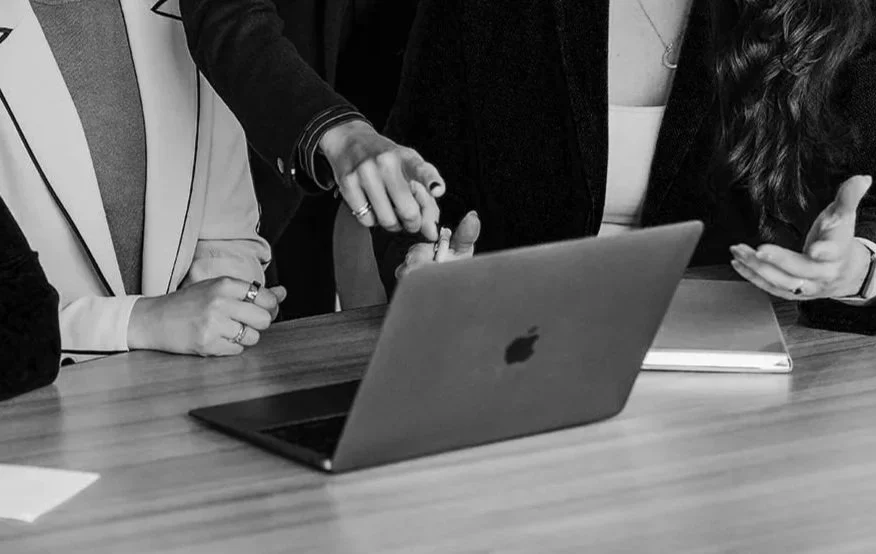 Synchronized rowing team demonstrating leadership alignment and team dynamics principles