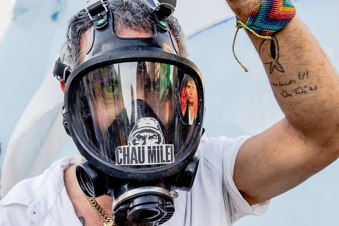 Persona con casco de protección y máscara de gas