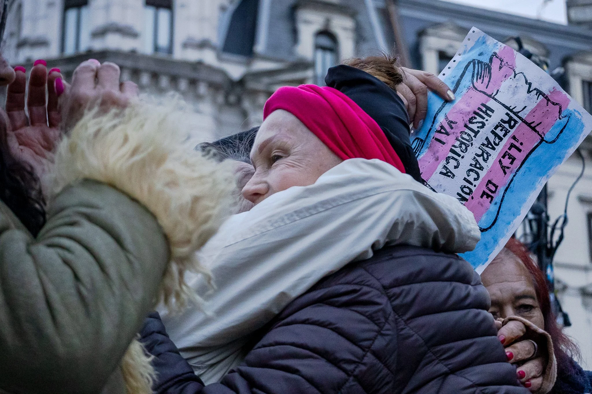 Personas abrazandose en una manifestación