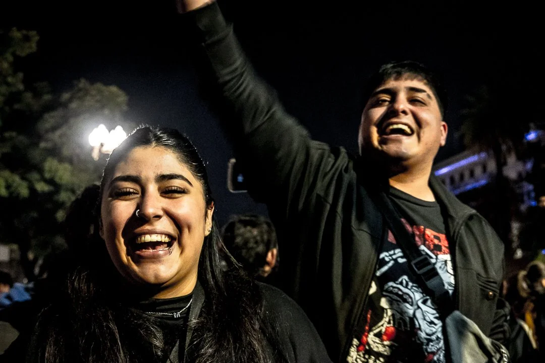 Dos personas sonriendo y disfrutando.