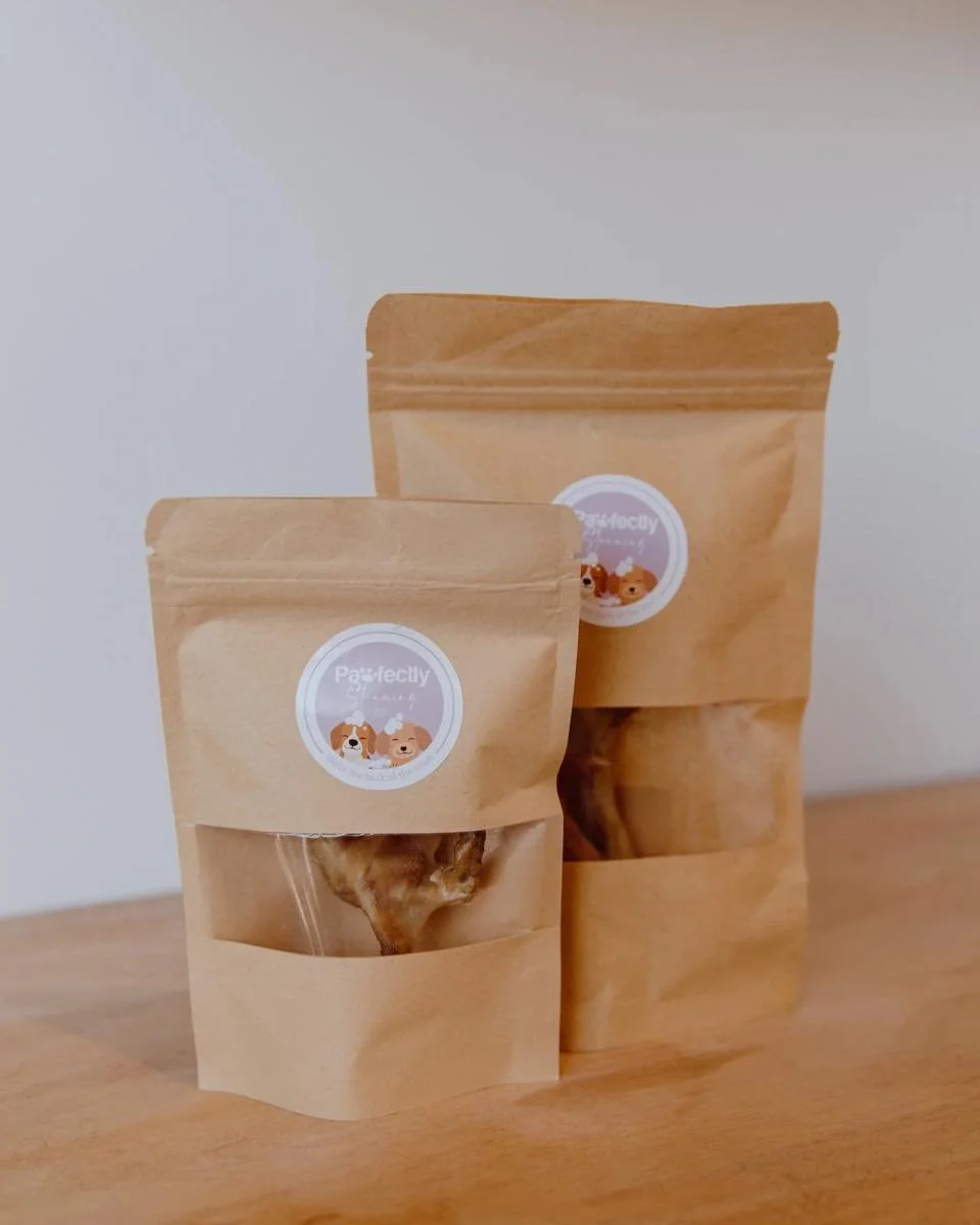 🐾 Air-dried Chicken Feet 🐾 

These delectable chicken feet make the perfect quick, healthy treat for dogs of all sizes. Crunchy, natural, and oh-so-satisfying, they&rsquo;re packed with goodness your pooch will love.

Available in handy 1, 2, or 5-