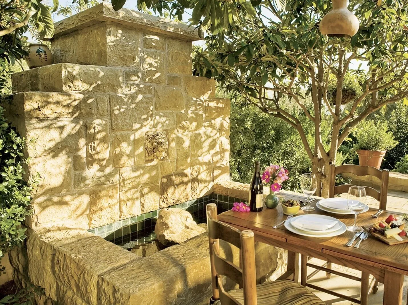 stone-fountain-outdoor-dining.jpeg