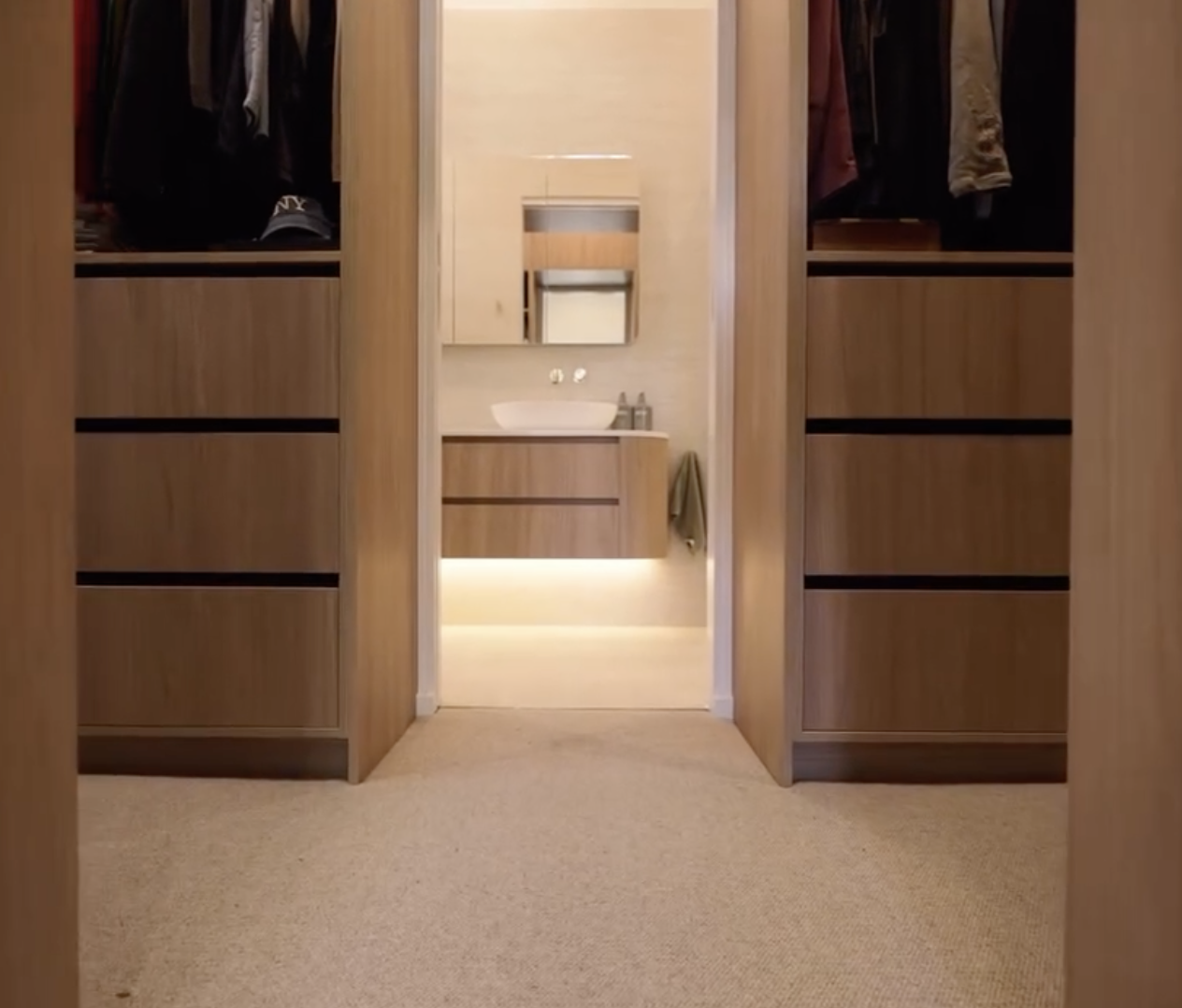 Feature lighting bathroom on the Mornington peninsula. 