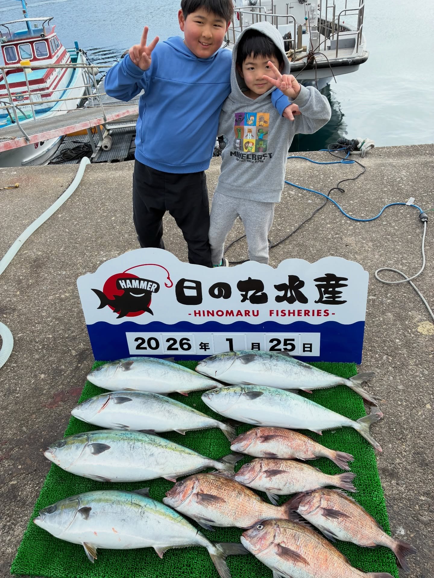 この極寒にて、始まってしまった伊勢ブリフィーバー🐟参りました🙇
本日獲れたハンマーで子供達、記念撮影📷
ハンマーと記念撮影できる場所、他にない説‼️

#海上釣り堀 #ハンマーヘッドシャーク #大漁 #伊勢ブリ #ハンマーヘッド #大紀町 #錦漁港