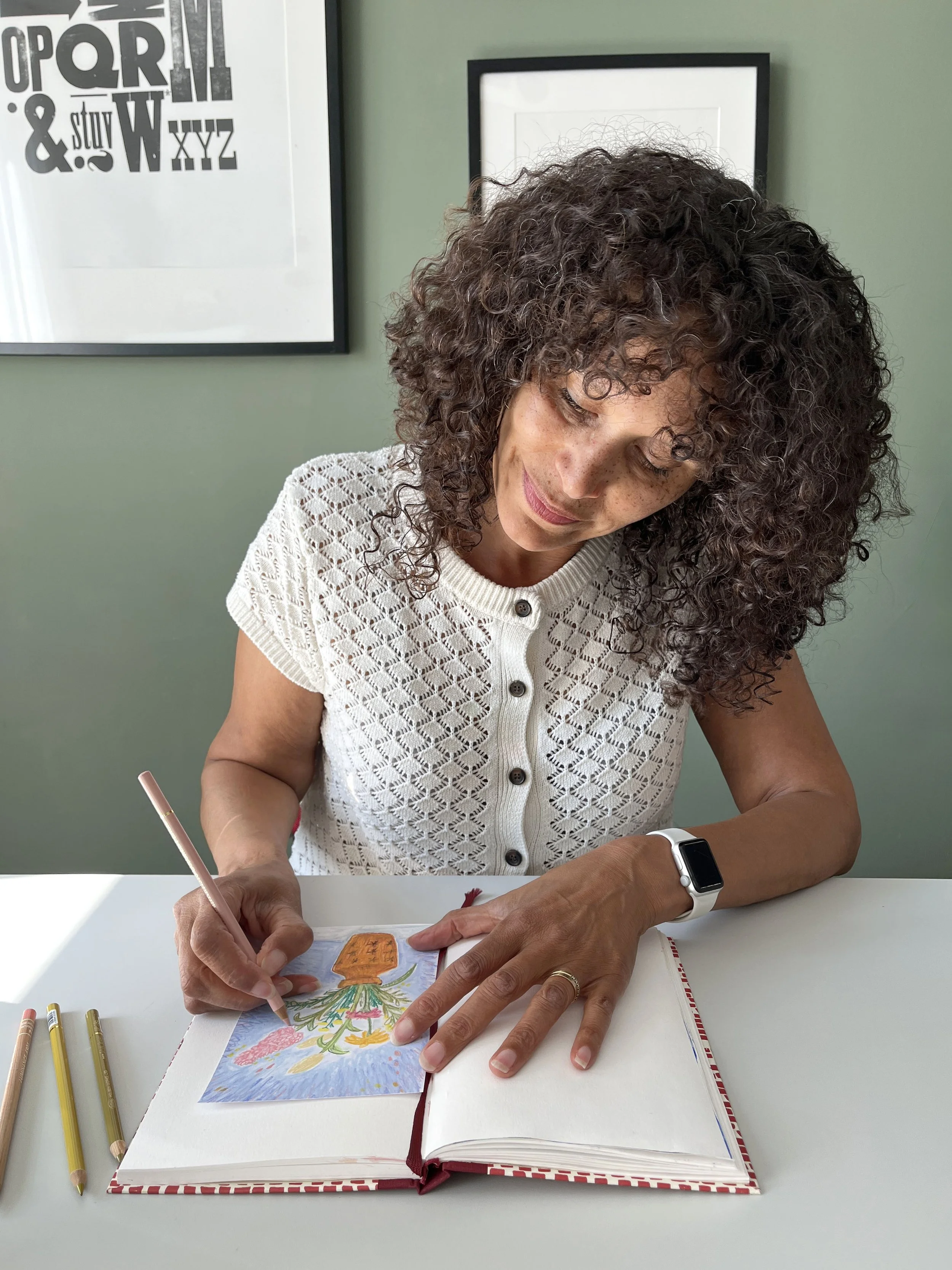 Illustrator Maruga Koops tekent in schetsboek