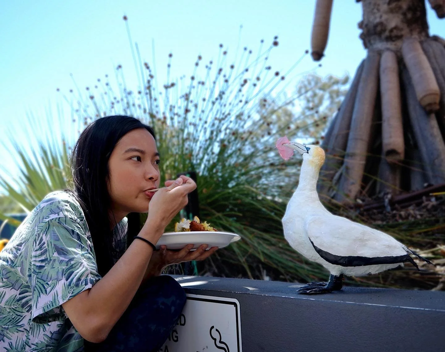 Having my lunch at the market, while this gannet found something for her lunch too. So we both ate together. 

Photo credit: @kanako_enokida 

#plasticpollution #marinedebris #loveourearth #photography #animalsculpture #pickupyourtrash #seameproject