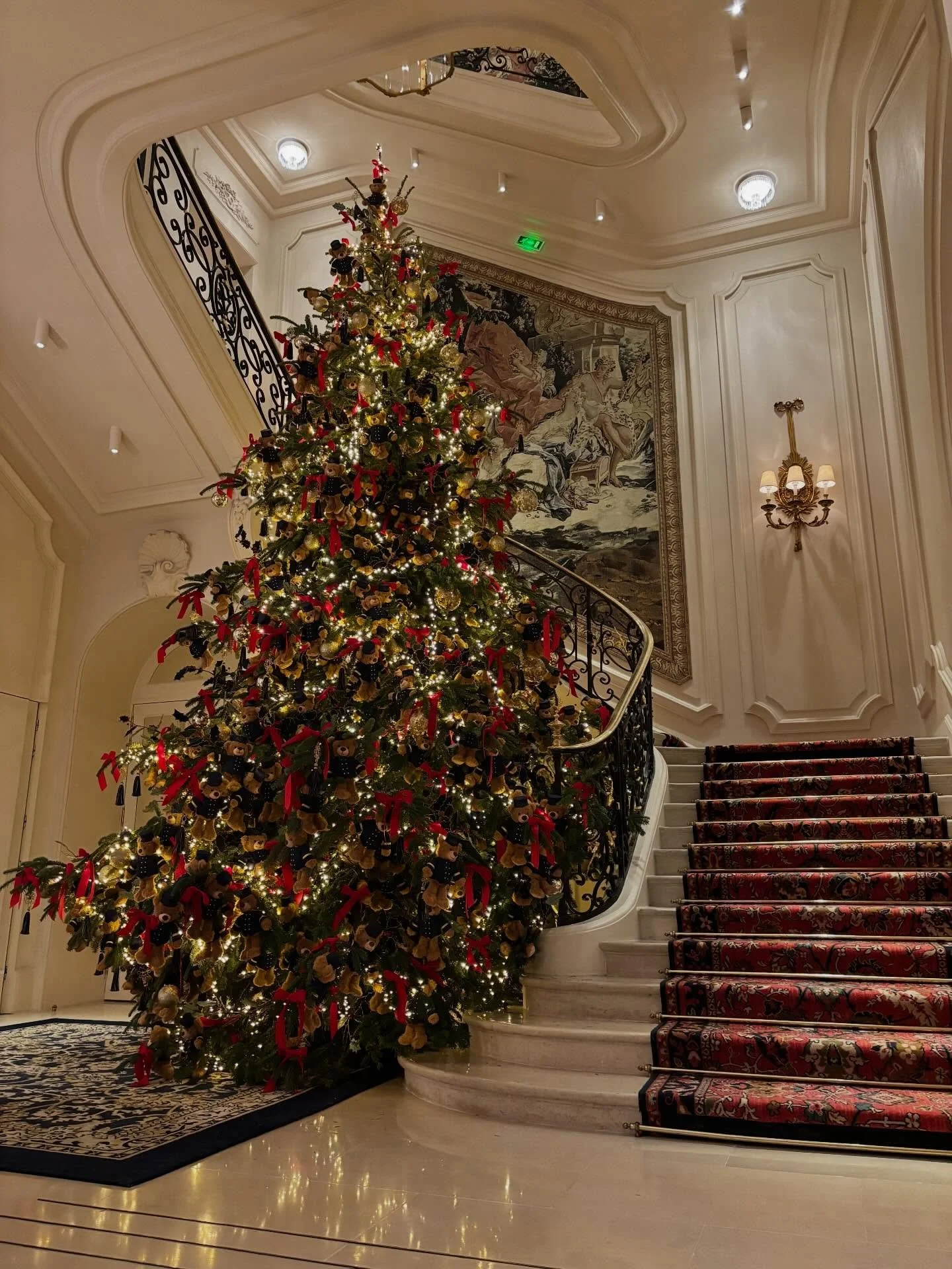 パリの締めくくりは、クリスマスツリーで。

今回は、
お仕事で親しくしていただいている方と、
装飾やクリスマスのしつらえを
仕事のための研究として巡り、
あわせて素材の買い付けを行った
渡仏でした。

華やかさの中にある静けさや、
長く受け継がれてきた美意識に、
心を整えられる時間でもありました。

帰国後、ほどなくして
月曜日はベリーズティールーム様
@berrystearoom で
オーナメントレッスンでした。
ご参加いただいた皆様
ありがとうございました。
また、お紅茶のレッスンをしてくだ