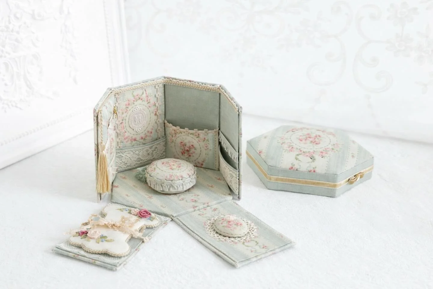 明けまして
おめでとうございます。

本年も皆さまにとりまして、
穏やかで幸せな
一年となりますように。

本年もどうぞ
よろしくお願い申し上げます。

新しい年がはじまりました。

メゾンは、
自分を整えるために作られた
小さな空間。

そこに身を置き、
手仕事を楽しみながら
時間を重ねていけたらと
思います。

そして、
皆さまと楽しく穏やかに
手仕事をご一緒できる時間が
再開できることを
心待ちにしております。

皆さまにとって
実りのある一年と
なりますように。

Atelier Ros