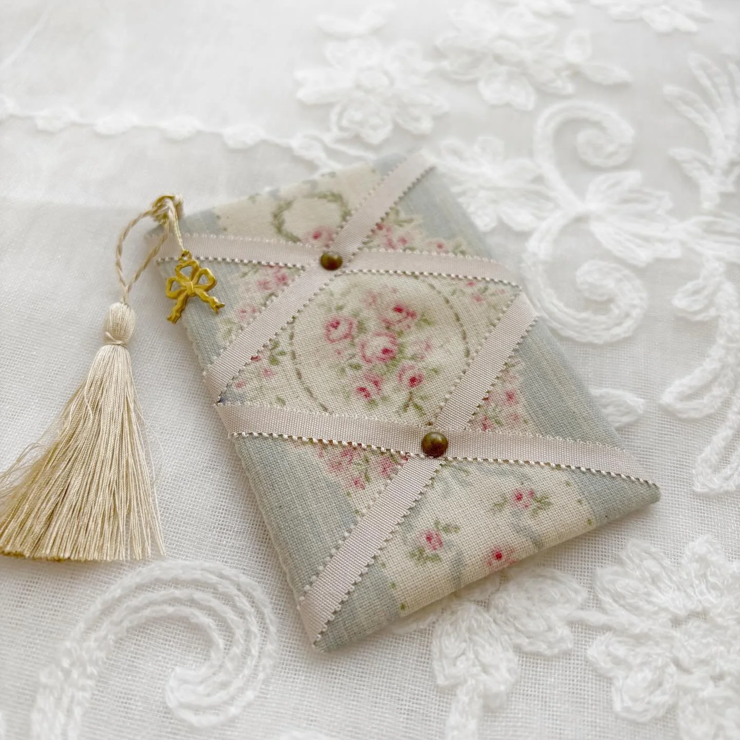 おはようございます..｡.:*

今日は、久しぶりに
小さな投稿を。

小さなペルメルを
ひとつ、ひとつ
作っています。

2月に、皆さまのもとへ
お届けできたらいいなぁと
思いながら
コツコツと。

静かな時間の中での
手仕事です..｡.:*

皆さま
良い週末をお過ごしください♡

#三越手芸
#MIオンラインストア
#リボン刺繍
#カルトナージュ
#手仕事のある暮らし