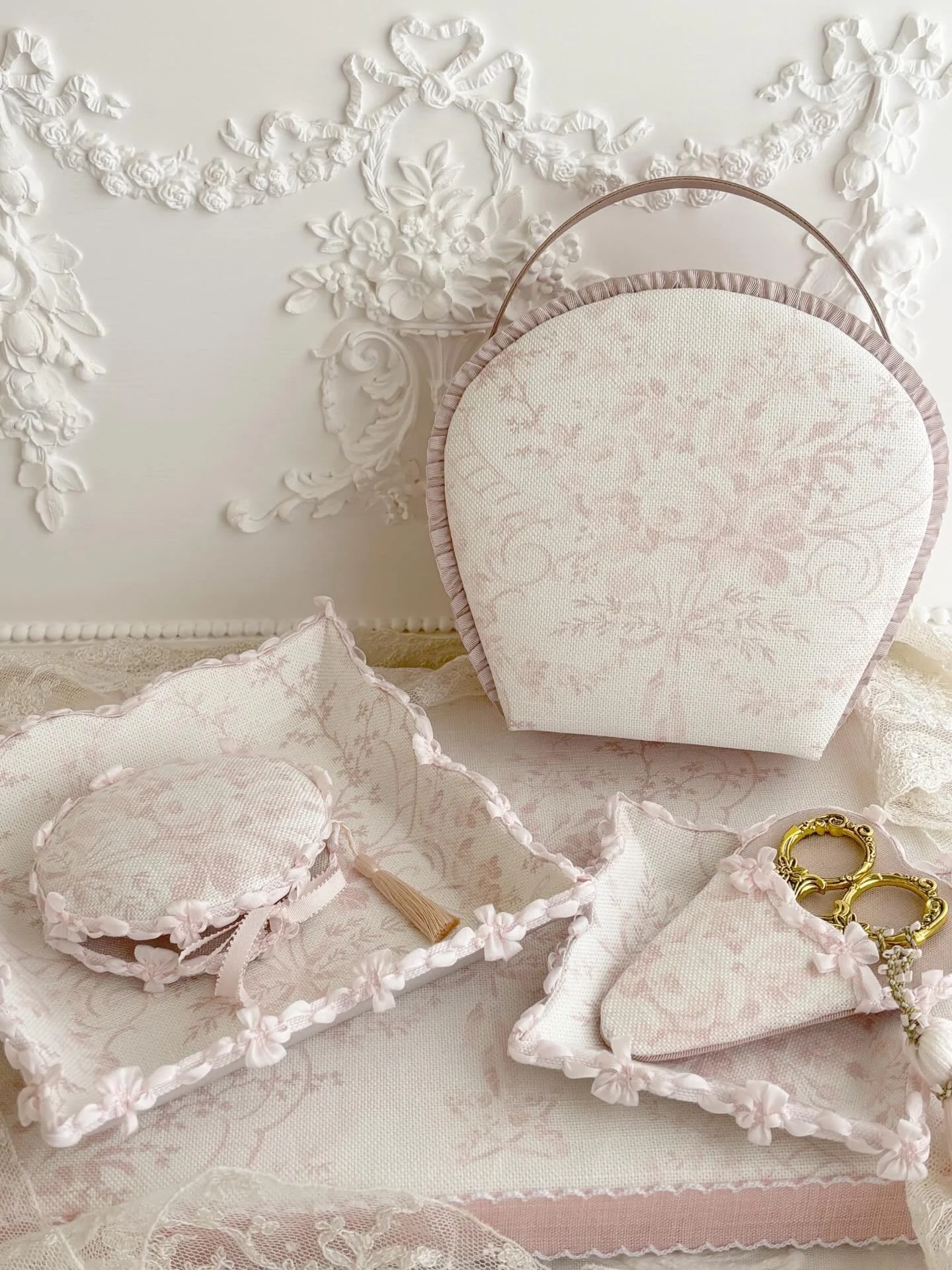 🌹三越手芸〜Rosebouquet

Salon de Mercerie

Rose Rococo
Ballerina tray

パウダーローズの生地で仕立てた
バレリーナのチュチュのようなトレイ。

パリのオペラ座近くで目にした
バレエの装飾と、淡い色の重なりが
ずっと心に残っていました。

その世界を、
メルスリーの世界へ🩰

三越手芸にお持ちします。

🌹三越手芸2026🌹

日本橋三越本店 
本館7階 催物会場

〈会期〉
2026年2月25日(水)～3月2日(月)

〈営業時