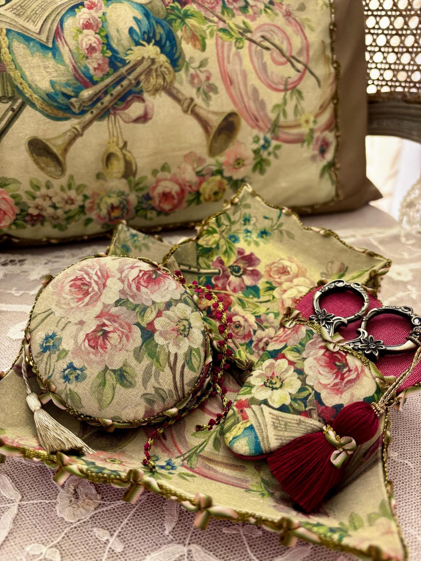 🌹三越手芸

Salon du Jardin &ndash; Ruze Collaboration

Ruzeの本格ヨーロピアンクラシックの世界観と、
Atelier Rosebouquetのフレンチエクレティックな感性。
二つの手仕事の空気が響き合い、このコラボレーションが生まれました。

フランスで共に得たインスピレーションをもとに、
メルスリー小物をはじめ、
旅の時間に寄り添う品、
室内をやさしく彩る品を、
布と紙で丁寧に仕立てています。

特別な時間を、美しく整えるためのコレクションで