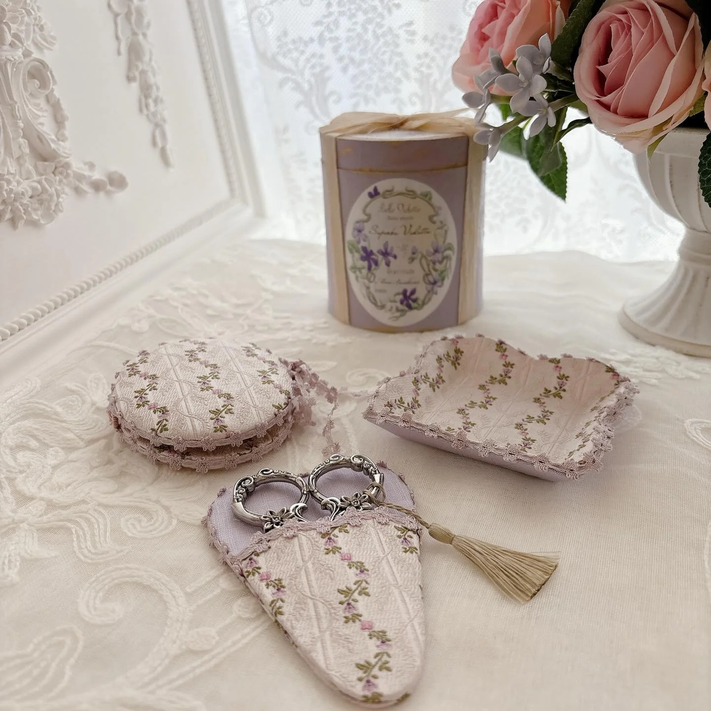 🌹三越手芸

京都・西陣のシルク専門店
【GEMELLO ANTIQUES】さんより届いた絹で仕立てました。

300色以上の糸から織り上げられる、
やわらかな光を含んだ生地。

京都とパリは姉妹都市。
どこか空気が似ている気がします。

西陣の絹に、
そっと手仕事を重ねて。

Jasmin de Soie（ジャスマン・ド・ソワ）

三越手芸では、この美しい生地もあわせてご紹介いたします。

静かな香りをまとうような、小さな絹のセットです。

@gemello.antiques 

会場：日本