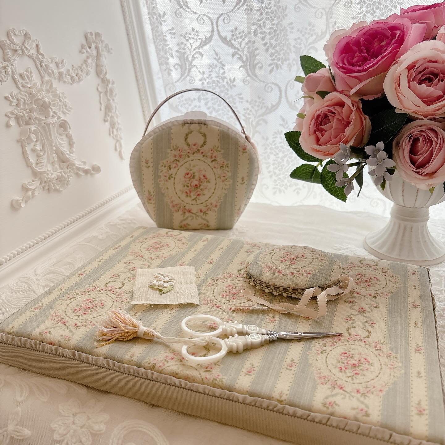 🌹三越手芸

Interior Board &ndash; インテリアボード

手仕事の時間が、いっそう楽しくなるように。

見た目のかわいさと、使いやすさの両方を大切にして仕立てた作業ボードです。

内部には通気穴のあるボードを使用し、
アイロンの熱や蒸気がこもりにくい構造にしています。

A4サイズのコンパクト設計。
テーブルの上に置いても邪魔にならず、
さっと使えて、さっと片づけられる軽さです。
重さは約400gほど。単行本一冊分ほどの感覚。

綿入りなので待ち針も刺せて、
アイロン作業