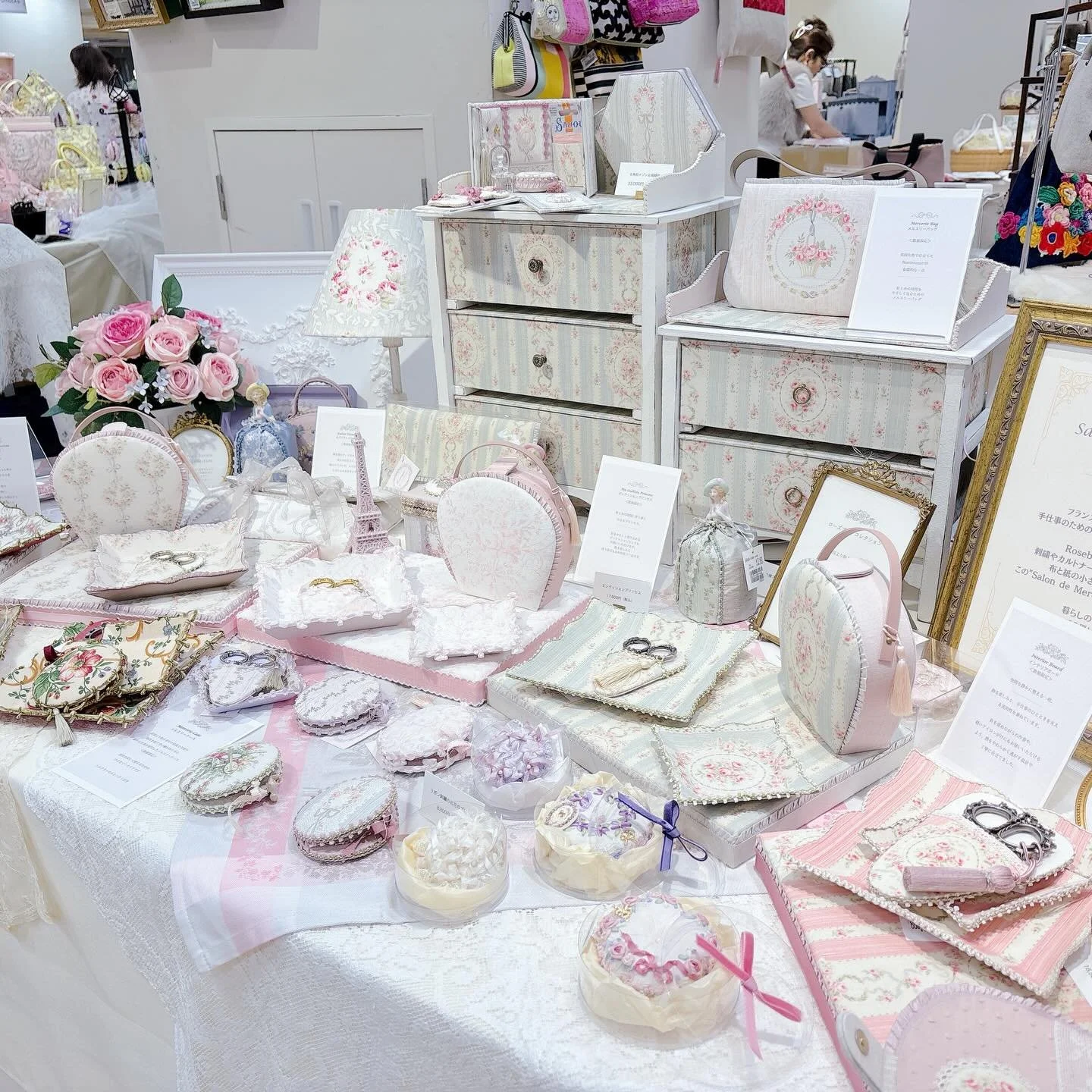 🌹本日10時より三越手芸、
はじまります。

今年もこの場所に
そっと並べることができました。

昨年ご好評いただいたシリーズを中心に、
完成品・キット・素材などご用意しています。

会場には、
素敵な作家さんたちの作品が並び、
昨日の搬入時にはワクワクが止まりませんでした。

Rosebouquetは
日本橋三越 本館7階催事場
柱番号I-3にて
お待ちしております。

会場：日本橋三越本店 
本館7階 催物会場

タイトル：〈三越手芸〉

会期：2026年2月25日(水)～3月2日(月)
