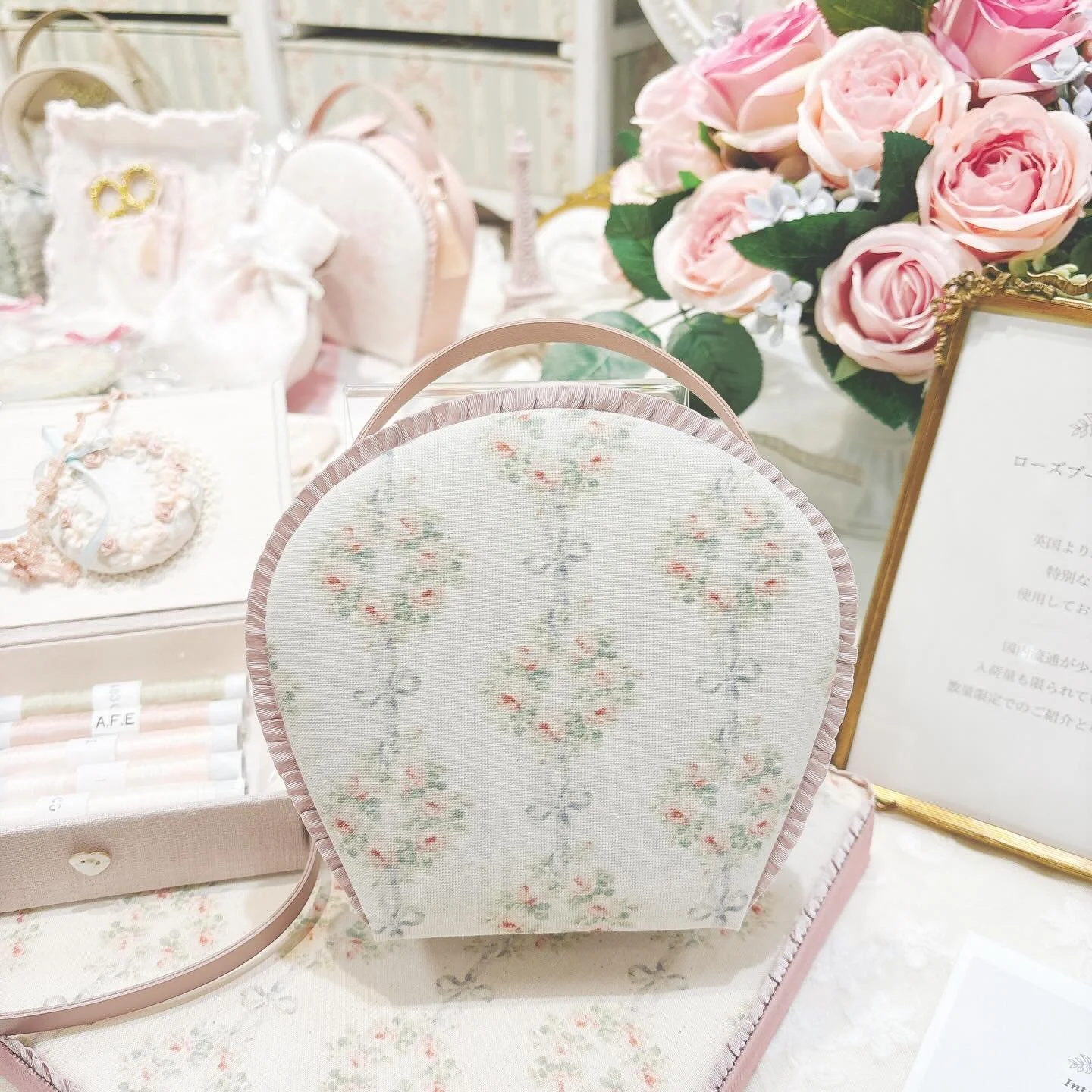 三越手芸、いよいよ本日が最終日となりました。

メルスリーバッグは、残りわずかとなっております。

英国生地のやさしい薔薇柄と、静かな色合わせ。
手仕事の時間を包む、小さなお針箱。

ご縁がありましたら、ぜひお手に取ってご覧ください。

Rosebouquetは
日本橋三越 本館7階催事場
柱番号I-3にて
お待ちしております。

会場：日本橋三越本店 
本館7階 催物会場

タイトル：〈三越手芸〉

会期：2026年2月25日(水)～3月2日(月)

営業時間：10:00～(最終日 )18:0