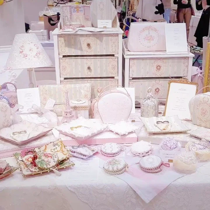 【三越手芸2026】が無事に終了いたしました。

会場に足を運んでくださった皆さま、
作品を手に取ってくださった皆さま、
温かいお言葉をかけてくださった皆さま、
心より感謝申し上げます。

今回の三越手芸は、
お帳場通信、
三越伊勢丹オンラインストア（EC）での販売を経ての出展でした。
限られた準備期間の中ではありましたが、
ひとつひとつの作品と向き合い、
できる限りのことを尽くしました。

そして今回、
「いつもInstagramを見ています」
「投稿を見て会場に来ました」と
声をかけてくださ