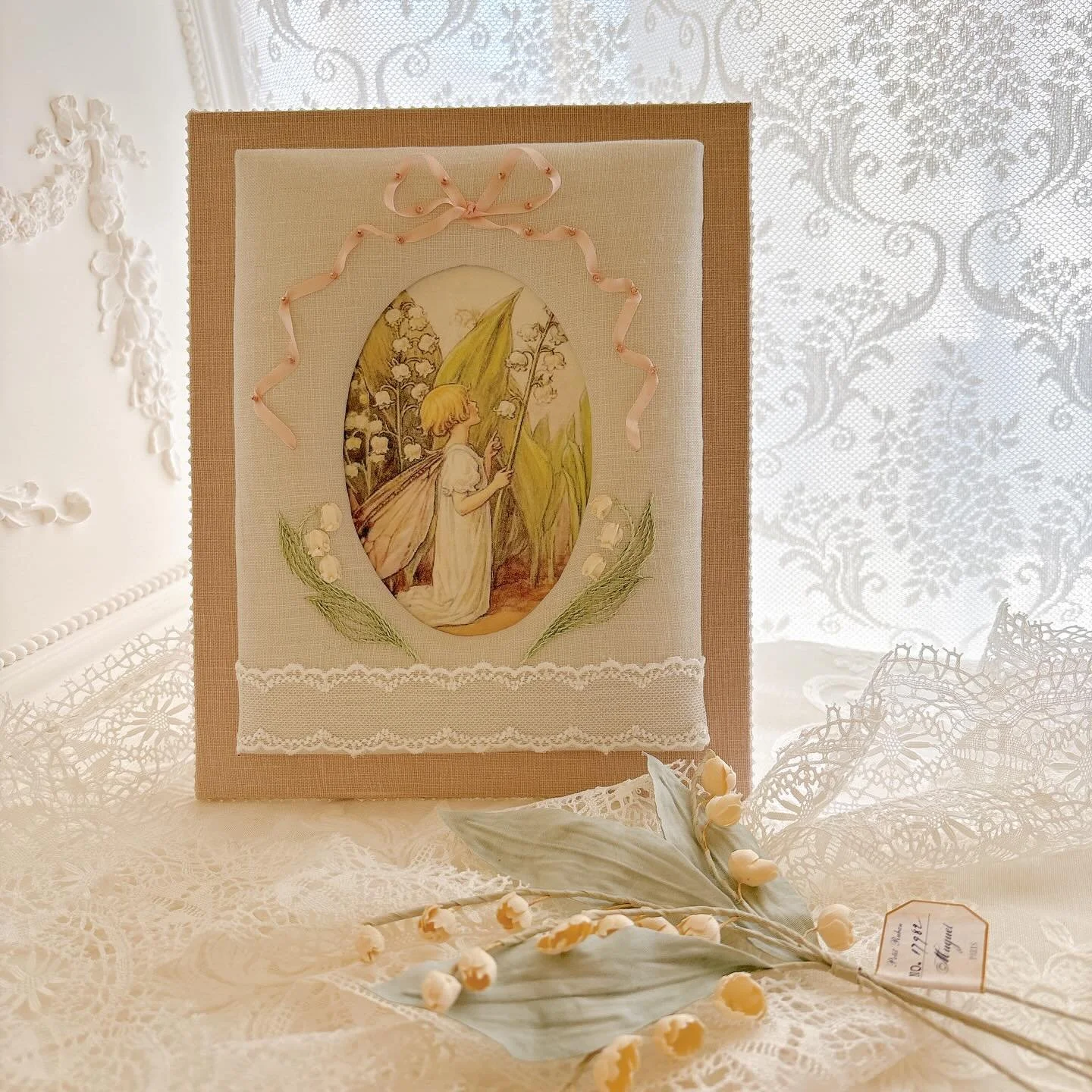 春の窓
〜 Lily of the Valley 〜

すずらんの咲く庭を思い浮かべながら制作した
カルトナージュのフォトフレームです。

中央には、すずらんの野に立つ小さな妖精の絵。

その周りに、リボン刺繍で
すずらんをそっと添えました。

窓辺に春の光が差し込むような
雰囲気に&hellip;

こちらの作品は
私のカルトナージュの先生
木村千恵子先生
@atelier_ange_cartonnage の
作品展にて展示される予定です。

また、今後レッスン課題としても
ご紹介できたらと思