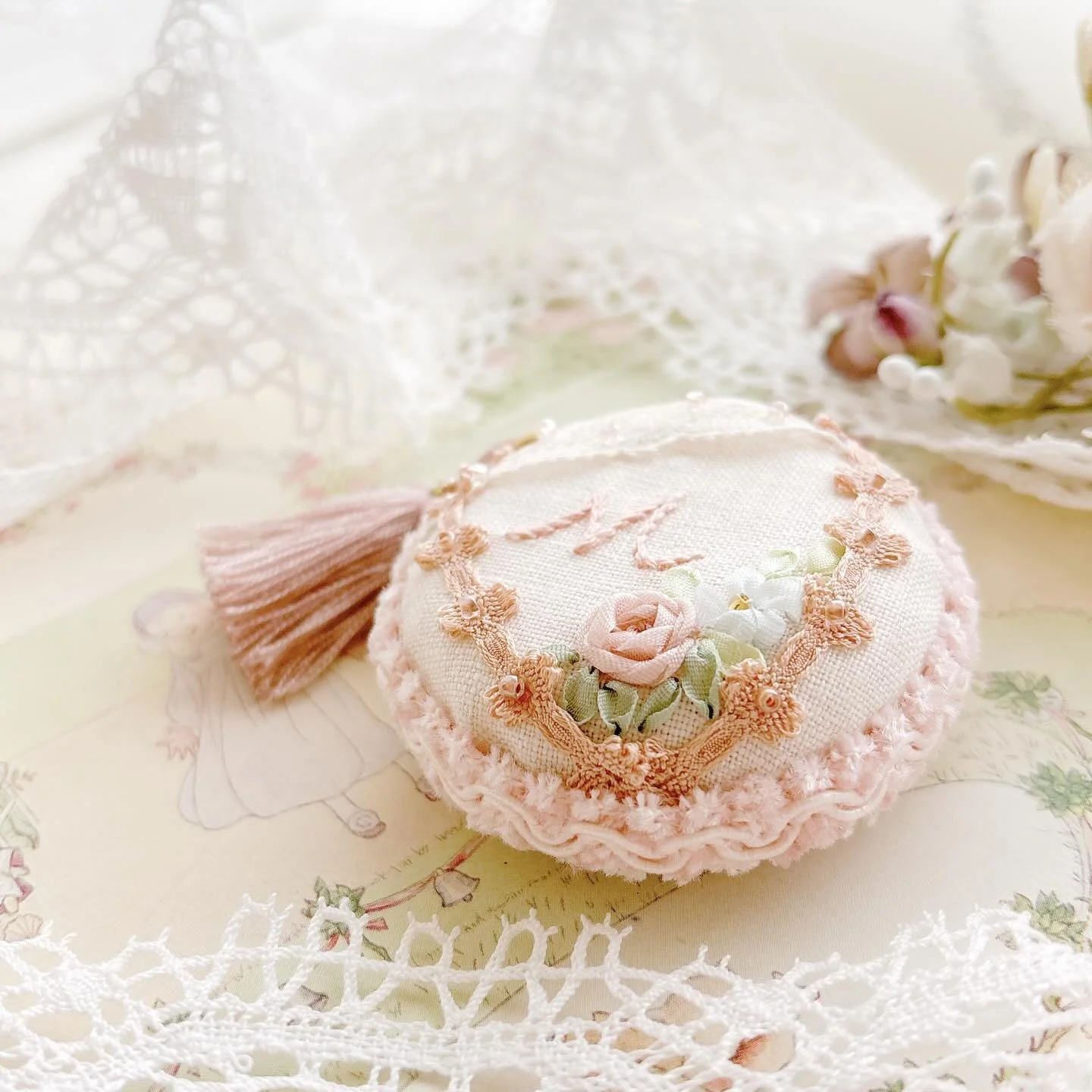 小さなマカロンのような 
メジャーを作りました。

春を思わせるやさしい色のローズと 
忘れな草を刺繍して、 
手のひらに収まる 
小さなメルスリーに仕立てています。

ふと手に取るたびに 
少し嬉しくなるような 
そんな道具になりました。

4月からの体験レッスンでは、 
これまでの課題に加えて 
こちらの「ローズと忘れな草のマカロンメジャー」も 
お選びいただけるようになりました。

刺繍のある静かな時間を 
ご一緒できましたら嬉しく思います。

&Eacute;l&eacute;gance