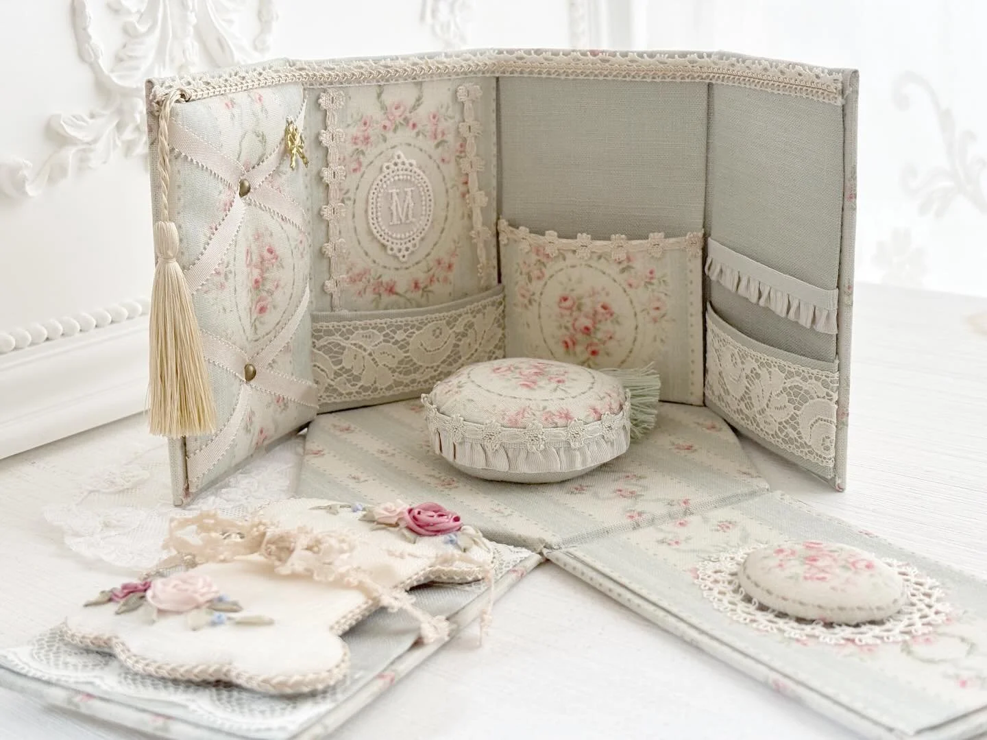 六角形メゾンお裁縫箱について、
たくさんのお問い合わせをいただいています。

この作品は、
2026年2月に三越伊勢丹オンラインストアにて
キットとして数量限定で発売した作品です。

多くの方にご関心をお寄せいただき、
心よりありがとうございます。

国内の皆さまには

2026年6月20日（土）午後
軽井沢 Ruze Villaにて
カルトナージュのワークショップを開催予定です。

詳細は準備が整い次第ご案内いたします。

静かな手仕事の時間を
ご一緒できましたら嬉しいです。

⸻

For 