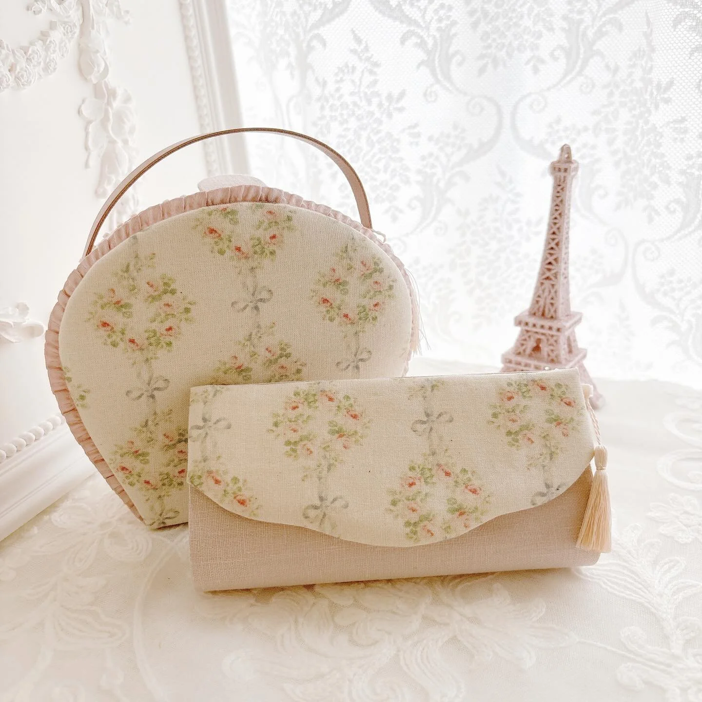 新しい季節のはじまりに。

刺繍やカルトナージュをしながら、
静かに心を整えていく、
そんな時間を大切にしています。

やわらかな音楽と、ほのかな香り。
その季節に寄り添うお茶とお菓子とともに、
日常から少し離れて、
心地よいひとときを過ごしていただけたらと思っています。

南青山の静かな一角で、
レッスンの前後に街を歩くのも、
ささやかな楽しみのひとつです。

つい先日、南の島へ旅をしていました。
サングラスやリーディンググラスなど、
いくつか持ち歩くことが多く、
そっと収められるものがあった