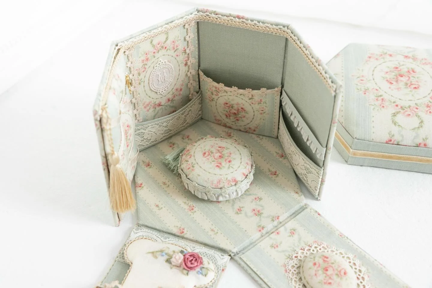 六角形メゾンのお裁縫箱

軽井沢 ルゼ・ヴィラにて
Ruze Villa &times; Atelier Rosebouquet
コラボレーションワークショップを行います。

英国の花柄生地やレースを組み合わせ、
小さなメゾンのようなお裁縫箱を仕立てていく時間。

蓋を開くと、
静かなサロンのような空間があらわれます。

ルゼのガーデンを眺めながら、
ゆっくりと手を動かすひとときを
ご一緒できましたら嬉しく思います。

⁡
【日時】
2026年6月20日（土）
14:00〜17:00

【場所】