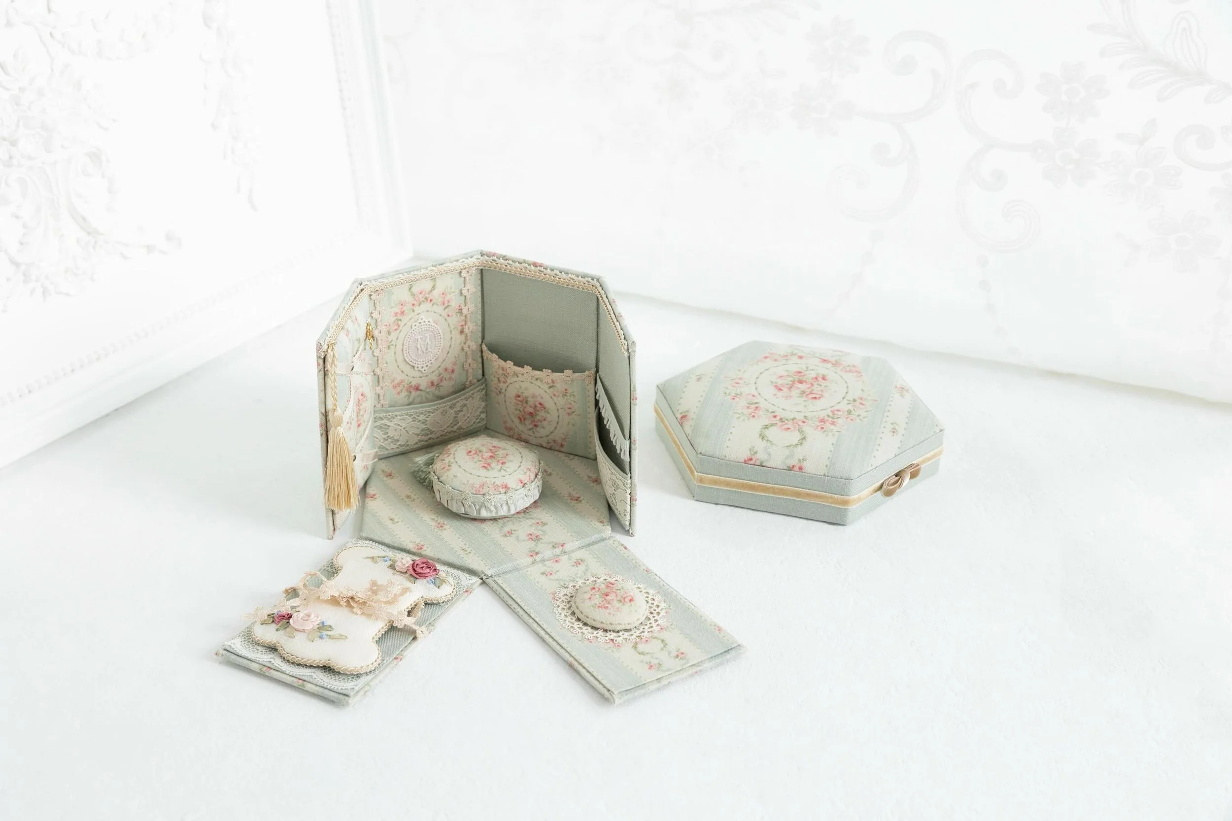 Salon du Jardin
Atelier Rosebouquet &times; ルゼ・ヴィラ
コラボレーションワークショップ
六角形メゾンのお裁縫箱
&mdash; Maison Rosebouquet Sewing Box &mdash;

ローズメダリオンの英国生地とセージグリーンのやわらかな布とともに、
静かな時間を仕立てるひととき。 

6月20日のワークショップは満席となりました。

お申し込みくださった皆さま、ありがとうございます。

ご好評につき、
6月21日（日）に追加開