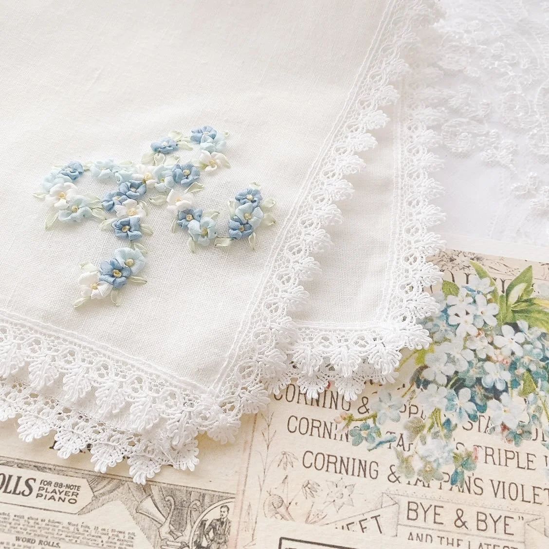 ミニシリーズの新作として制作中の
勿忘草のリボン刺繍です。

この図案は、以前一緒に暮らしていた愛犬リリーのことを思い出しながら刺しました。

小さなリリーに、
小さな忘れな草のリボン。

そんなイメージを重ねています。

・・・

最近、あらためて思います。

好きなものは以前よりずっと輪郭を帯びてきたのに、
好奇心はまだ尽きることがありません。

花のこと、
刺繍のこと、
美術のこと、
音楽のこと、
旅先の暮らしのこと。

知るたびに、
その先へ続く知らない世界が見えてきます。

それが何よ