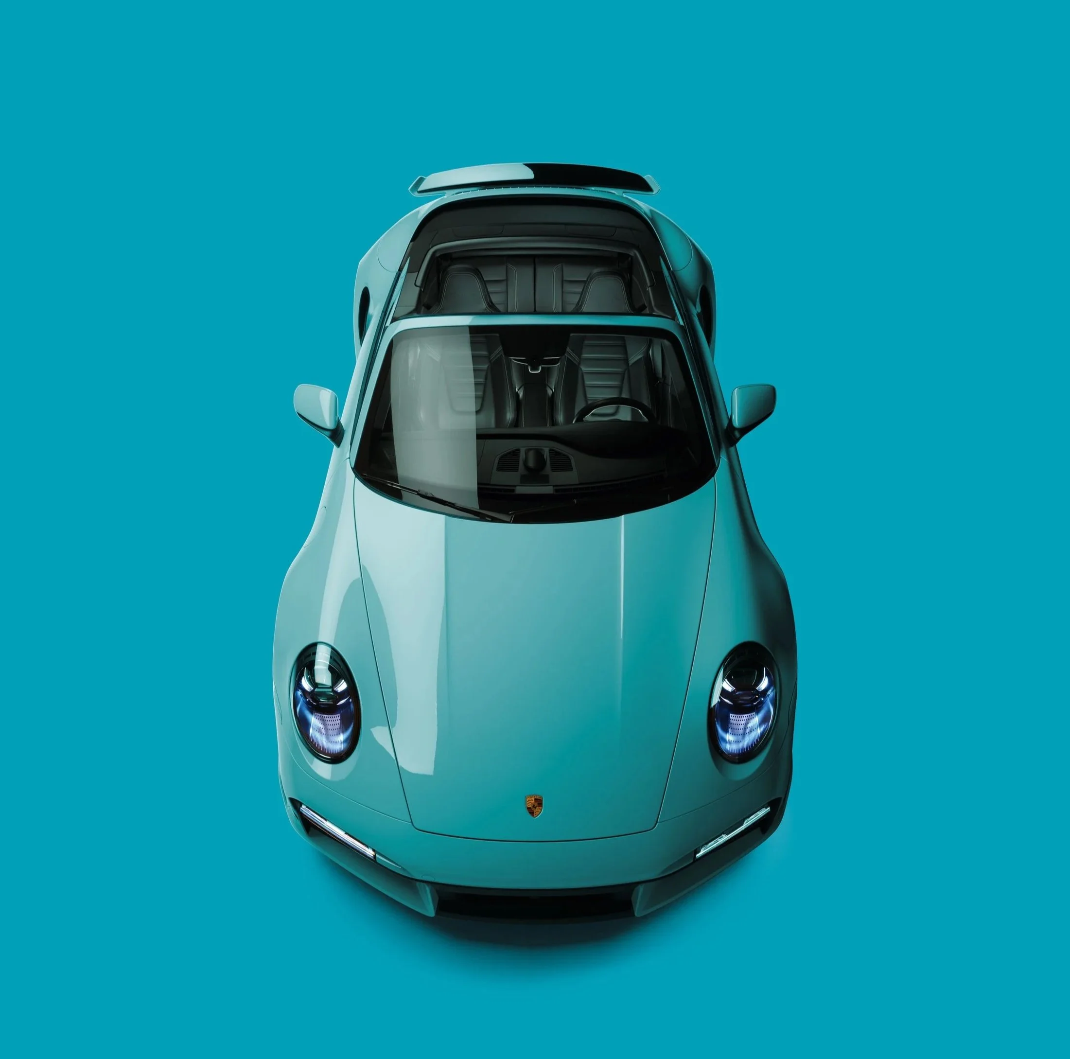 Ein silberner Sportwagen, wahrscheinlich ein Porsche, ist von oben auf einem blauen Hintergrund fotografiert.