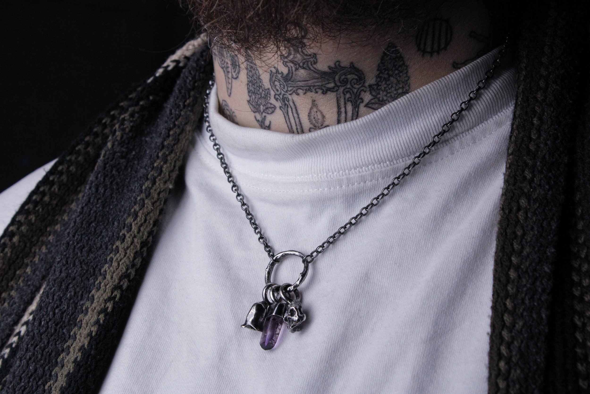 necklace-charm-silver-skull-amethyst-biker-foxglove-vantaurea.JPG