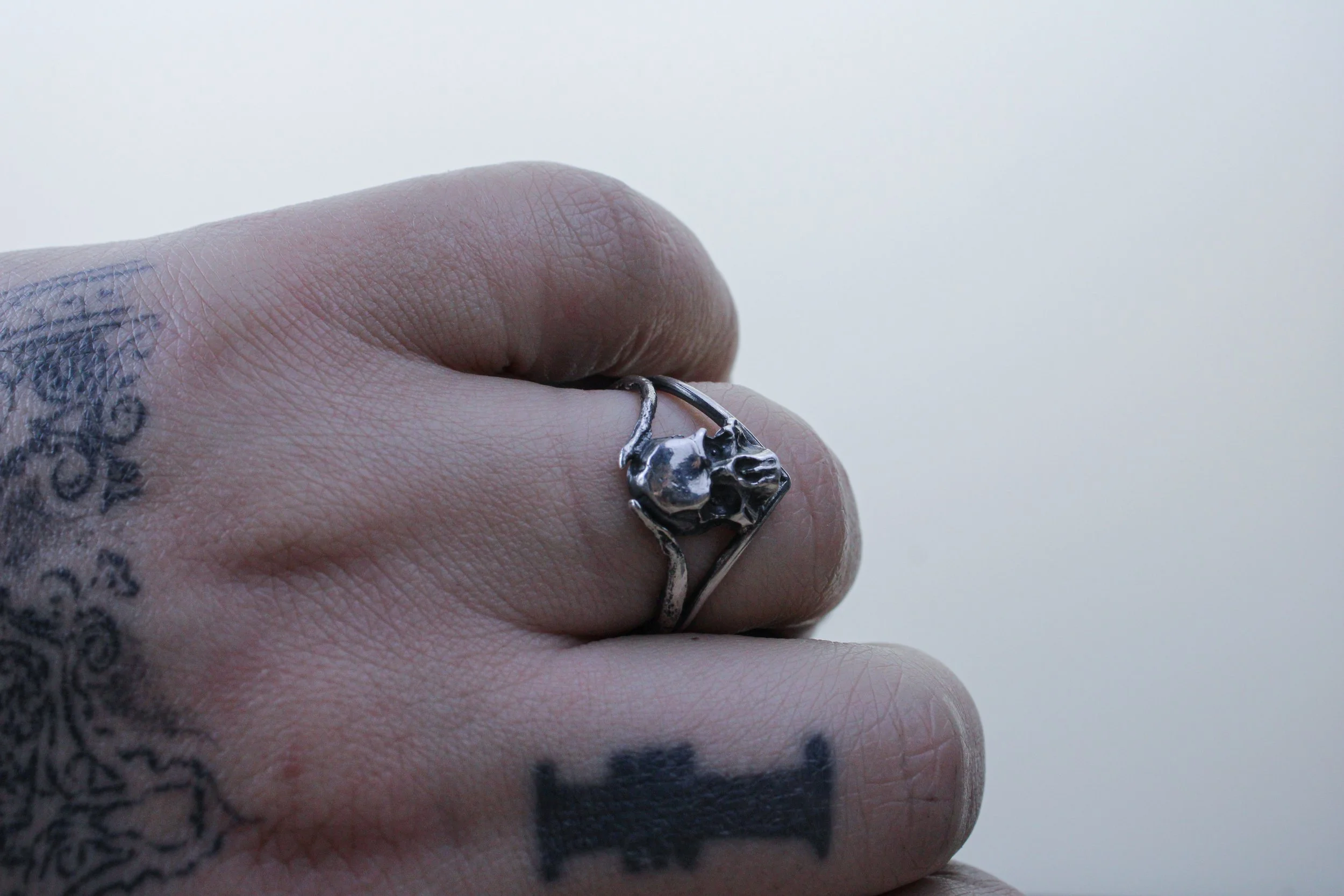 Ring-sterling-silver-dark-fantasy-skull-gemstone-vantaurea.JPG.JPG