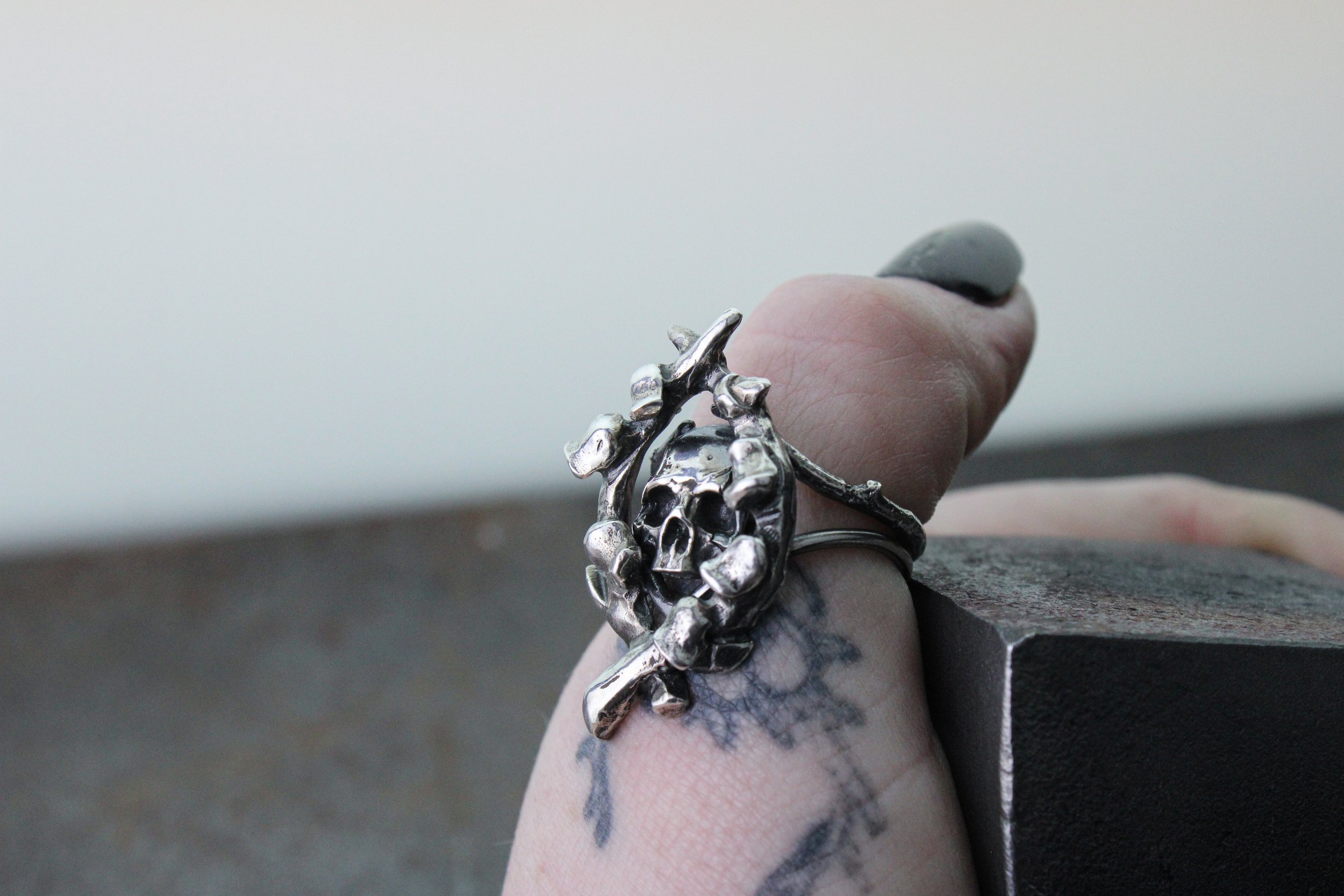 Ring-sterling-silver-dark-fantasy-foxglove-skull-gemstone-vantaurea.JPG