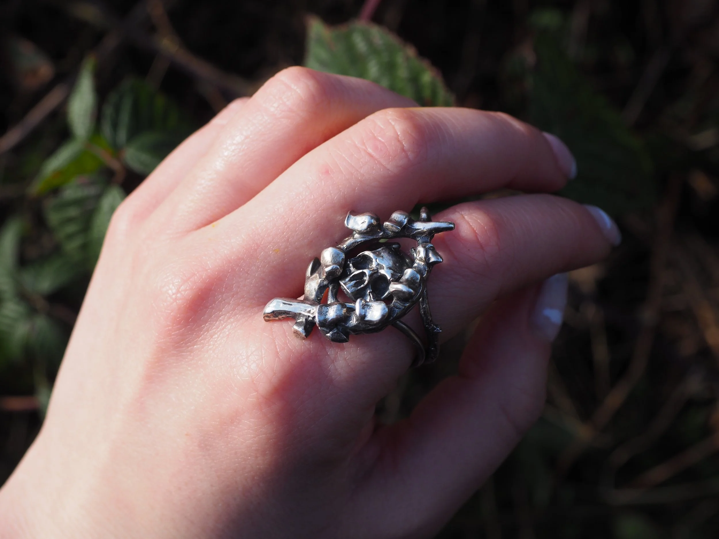 Ring-sterling-silver-dark-fantasy-wishbone-foxglove-skull-woods-vantaurea.JPG
