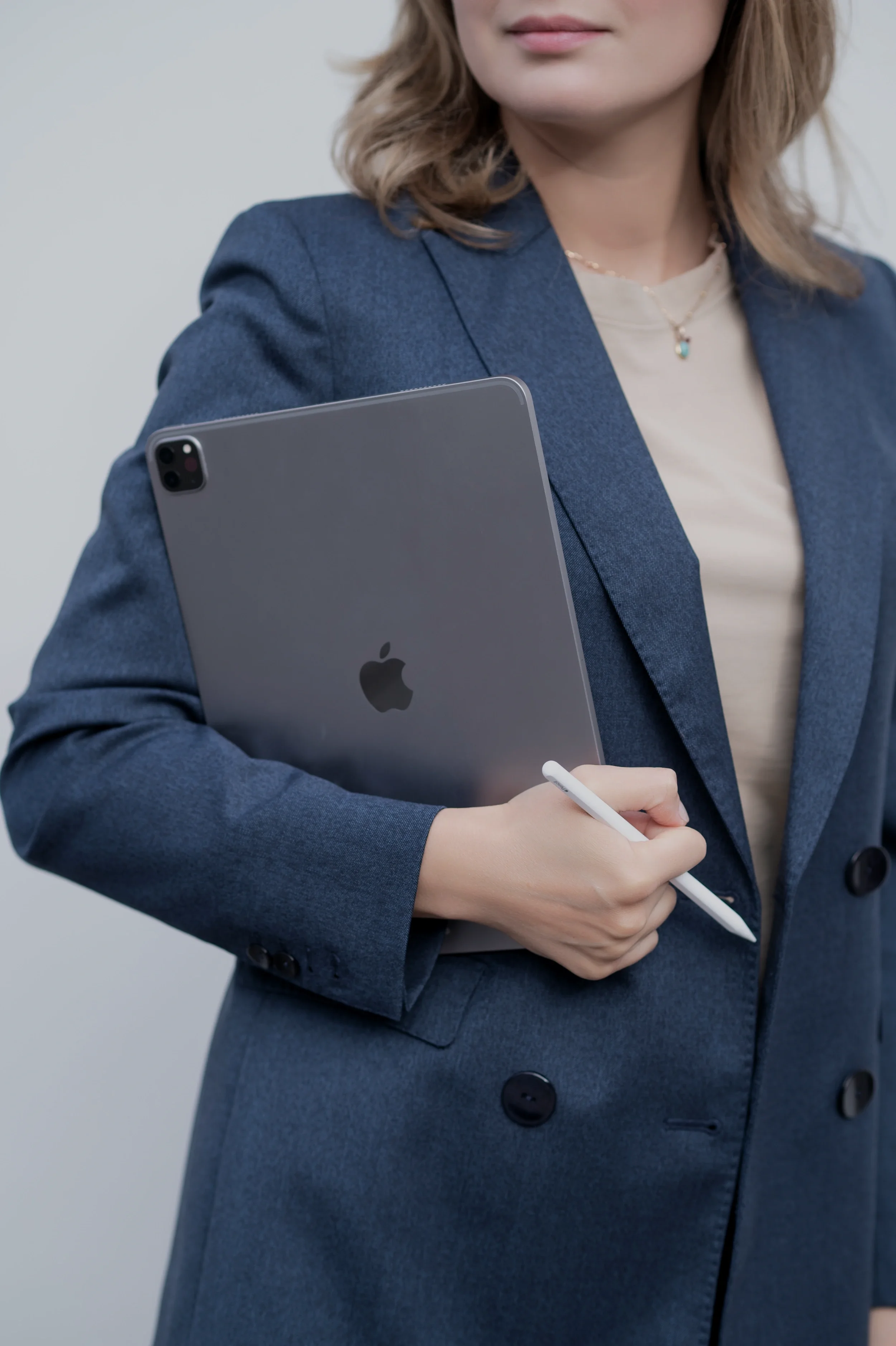 Markkinointiasiantuntija työskentelee kannettavalla tietokoneella kahvilassa – digitaalisen markkinoinnin ja strategisen sisällöntuotannon suunnittelua, VIMA Digital.