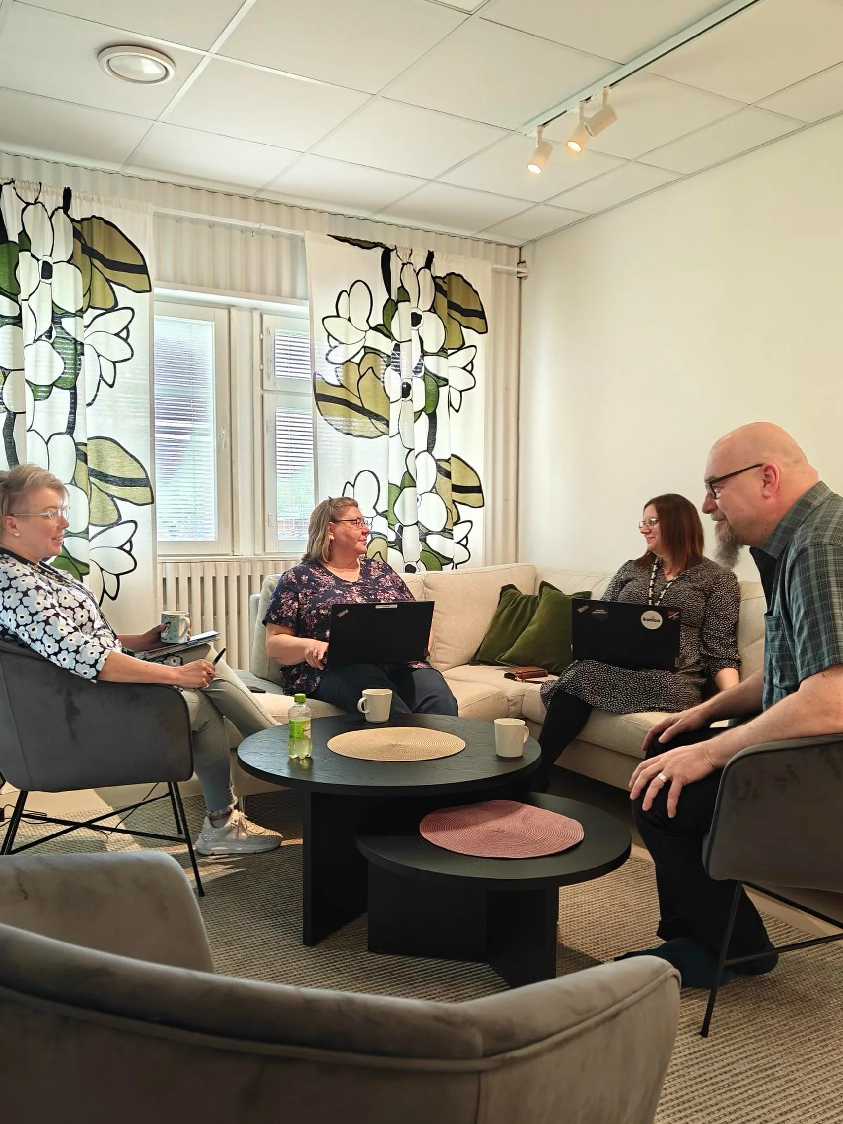 Perhekuntoutuksen kehitt&auml;misp&auml;iv&auml; 🍀

Vietimme Koticon Jyv&auml;skyl&auml;n ja Sein&auml;joen perhekuntoutusten kehitt&auml;misp&auml;iv&auml;&auml; avopalvelujohtajien ja aluejohtajien kesken vaikuttavuuden &auml;&auml;rell&auml;. Esi