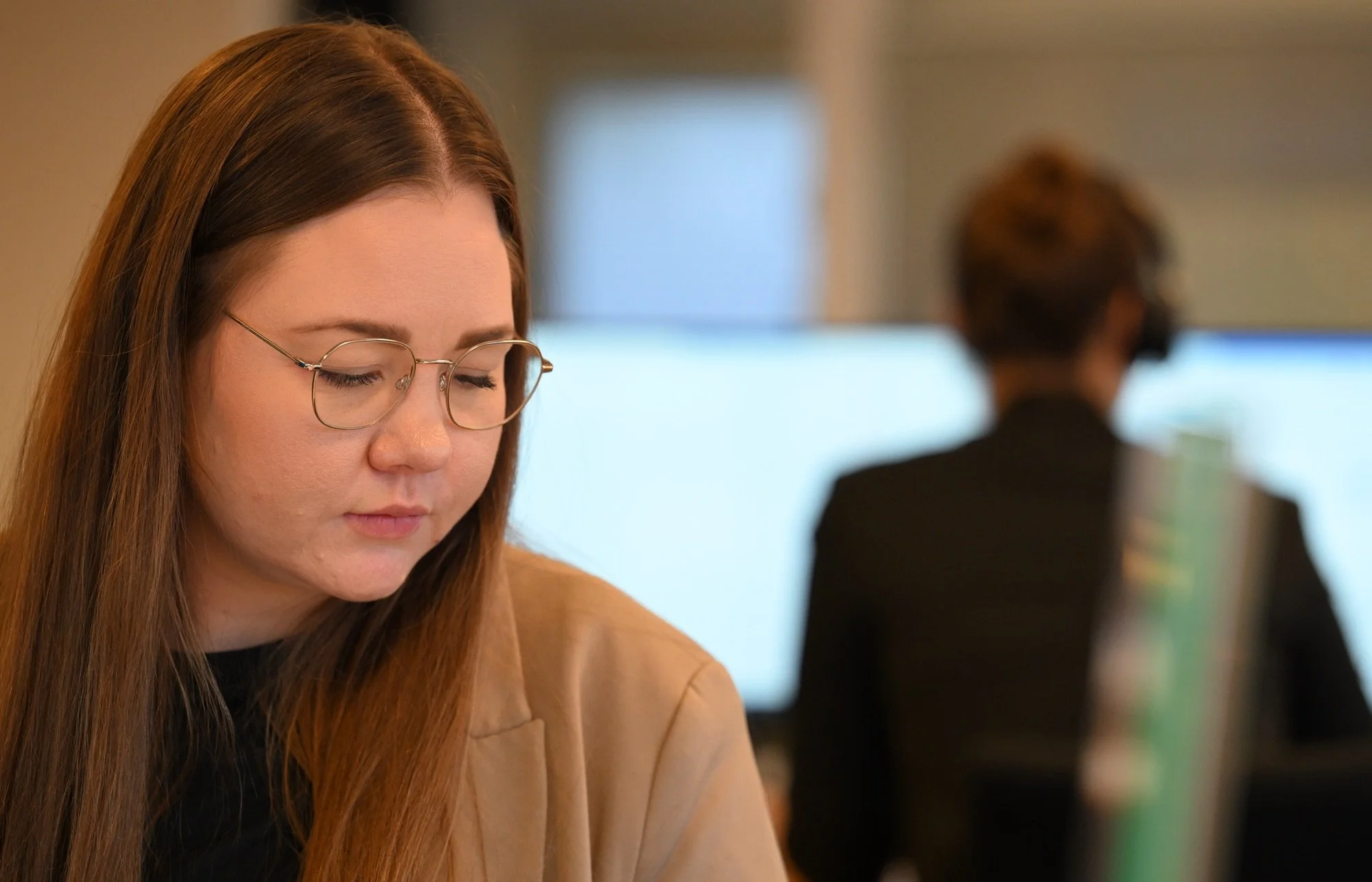 Pia fra BOLIQ arbejder koncentreret med en opgave i ejendomsadministrationen