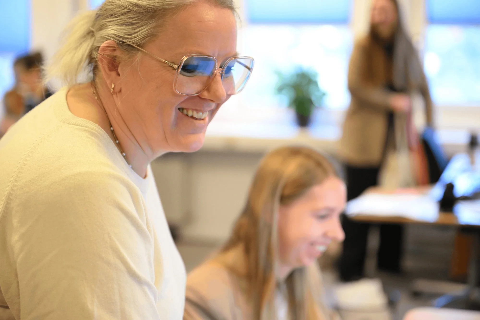 Karin hjælper Selina med en opgave hos BOLIQ ejendomsadministration